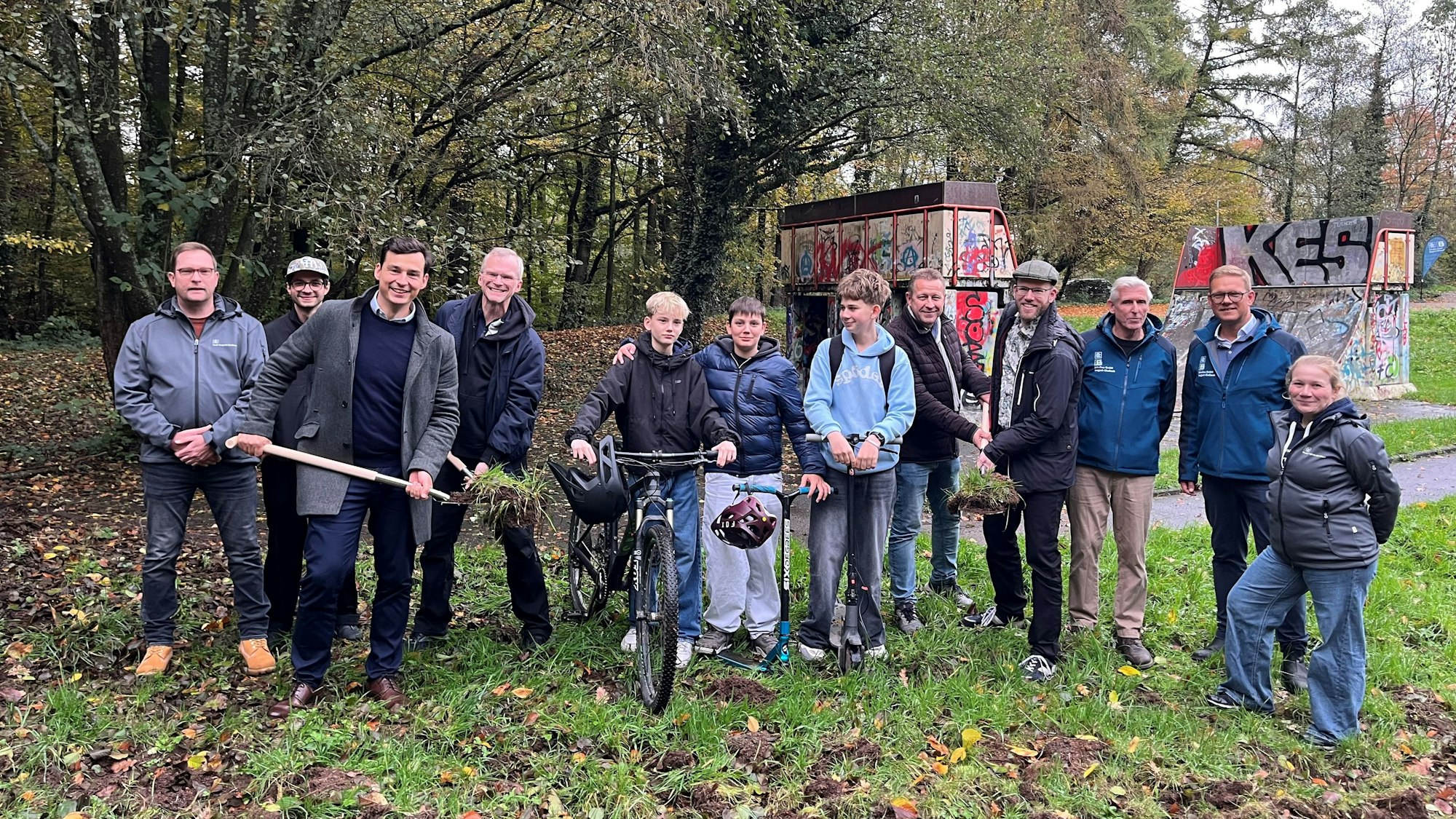 Bürgermeister und Verwaltungsmitarbeiter halten Spaten in der Hand.