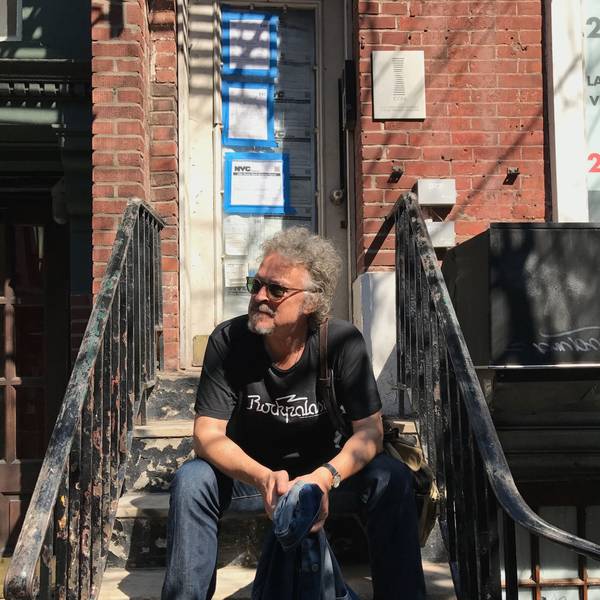 Vor Dylans erster Wohnung in New York setzte sich Niedecken auf die Treppe.