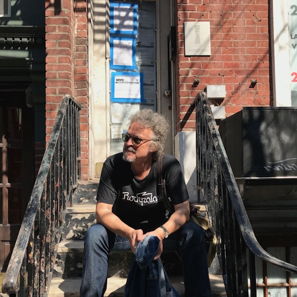 Vor Dylans erster Wohnung in New York setzte sich Niedecken auf die Treppe.