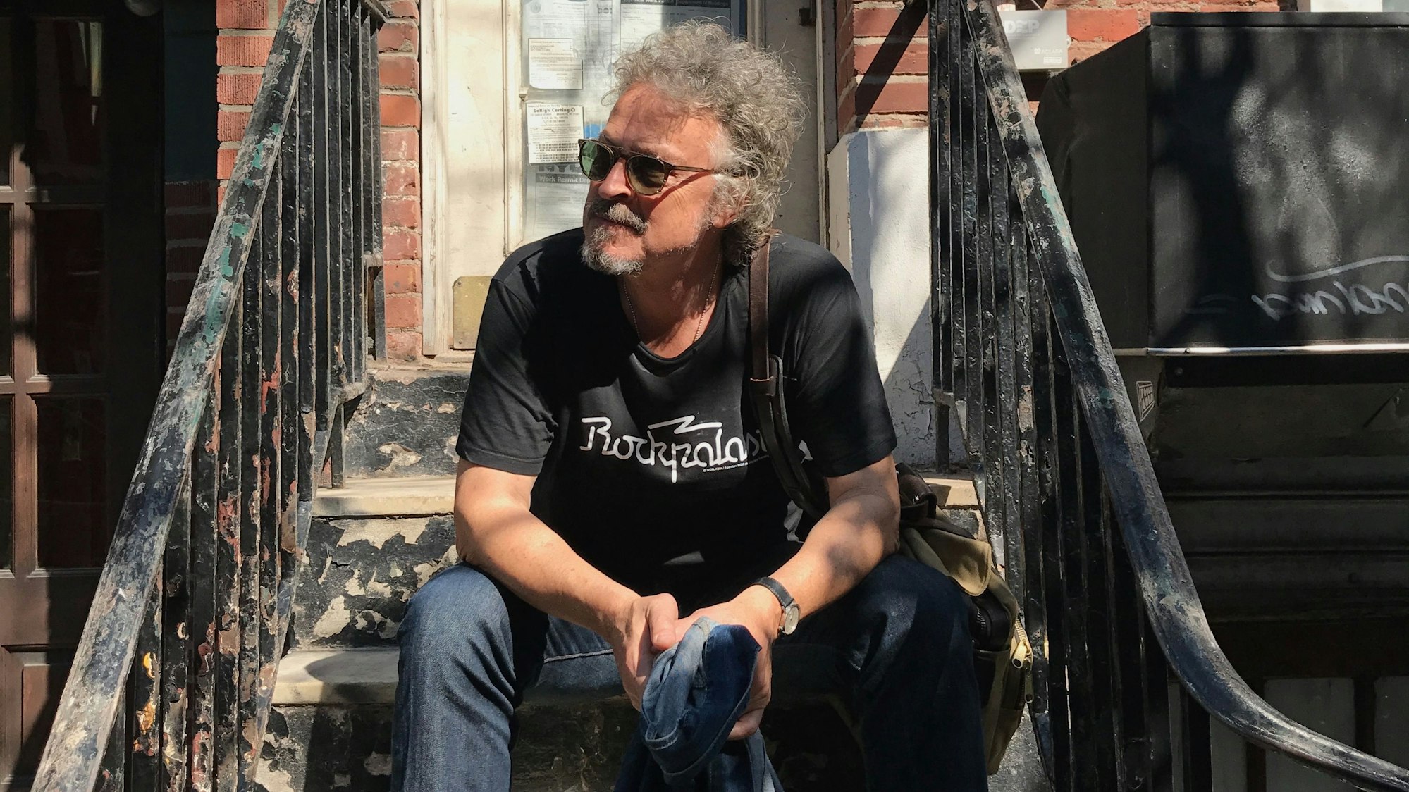 Vor Dylans erster Wohnung in New York setzte sich Niedecken auf die Treppe.