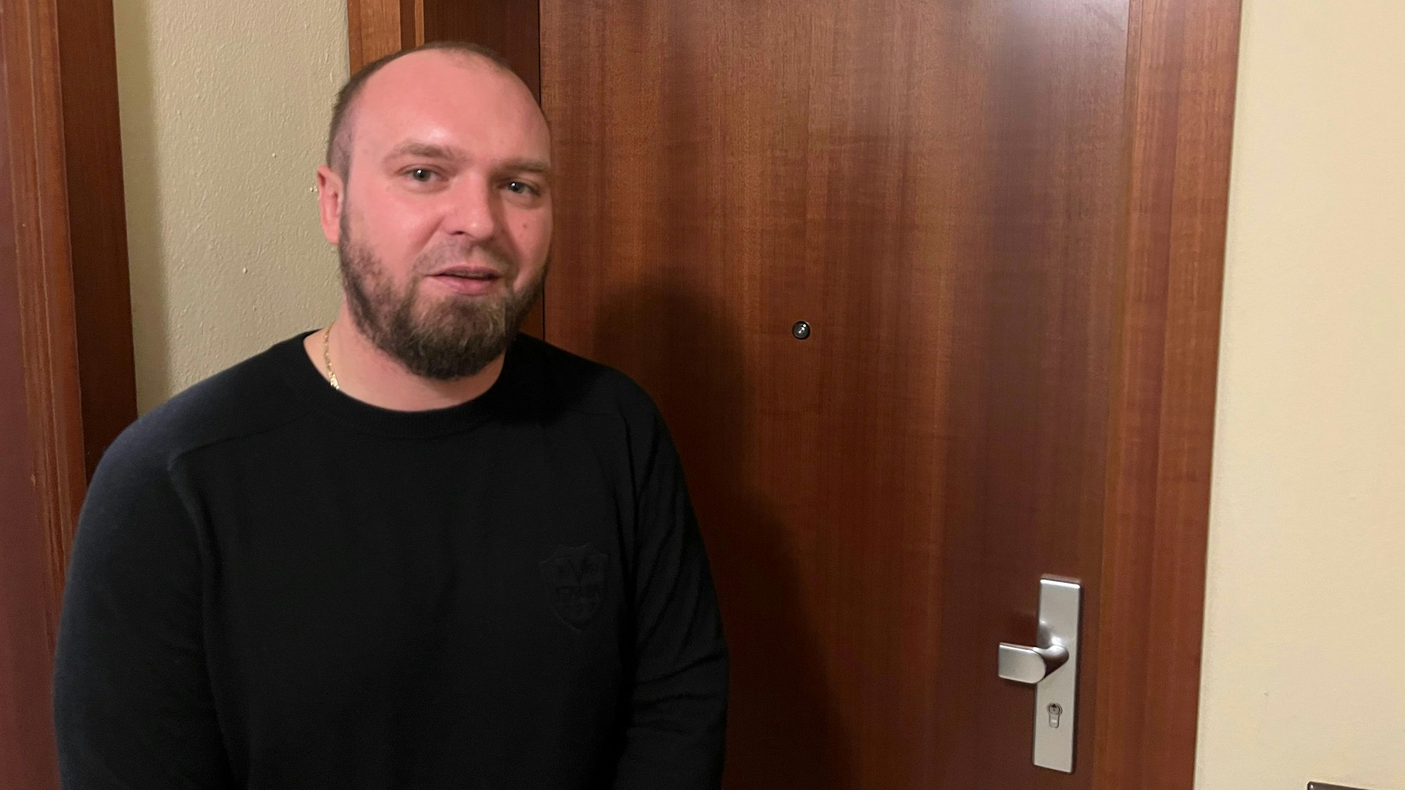 Alexander Rubin steht noch einmal vor der Tür der Wohnung, aus der er das Kind rettete.