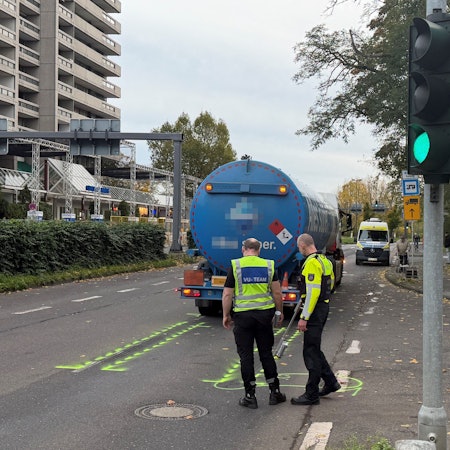 In Köln-Riehl wurde eine Seniorin von einem Tanklaster erfasst und lebensgefährlich verletzt.