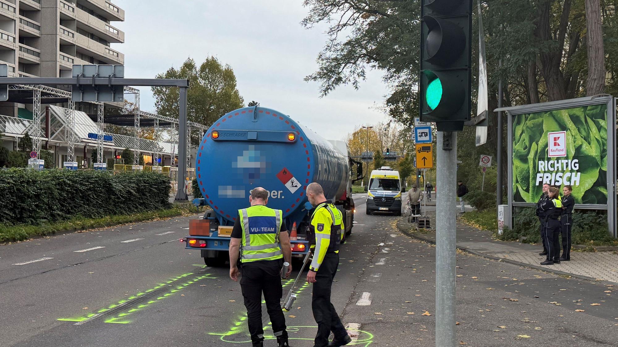 In Köln-Riehl wurde eine Seniorin von einem Tanklaster erfasst und lebensgefährlich verletzt.