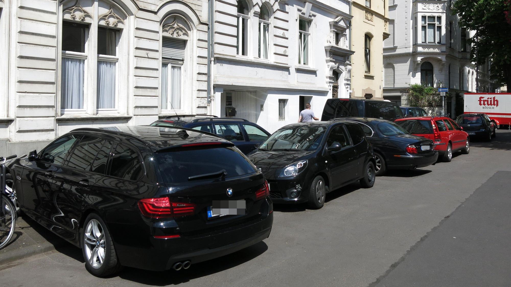 Der Parkdruck ist hoch: Manchmal ist es in der Everhardstraße schwierig, „legal und regelkonform“ zu parken. (Archivbild)