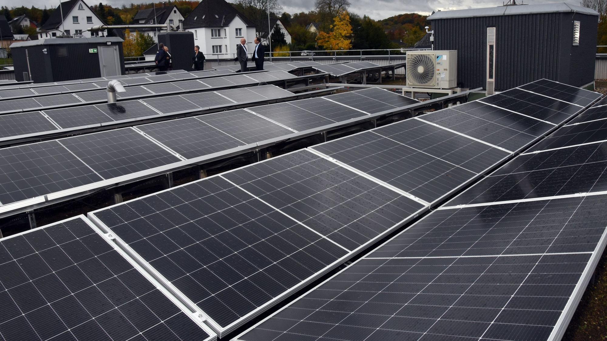 Neu ist die Photovoltaik-Anlage auf dem Dach der sanierten Filiale der Kreissparkasse Köln in Waldbröl.