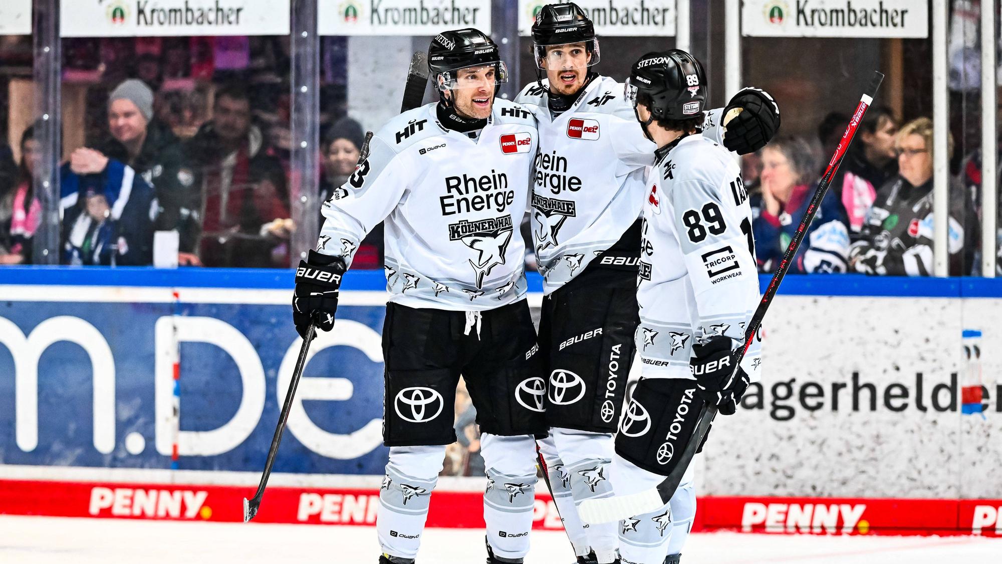 Torschütze Patrick Russell (l.), Louis-Marc Aubry Kölner Haie und Gregor MacLeod (.) bejubeln den Treffer zum 2:0 in Iserlohn.