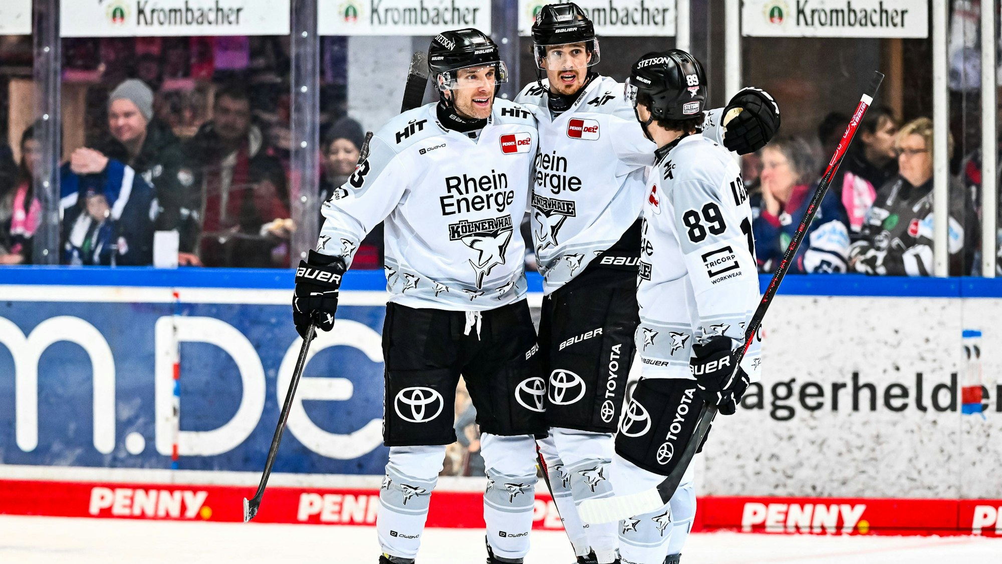 Torschütze Patrick Russell (l.), Louis-Marc Aubry Kölner Haie und Gregor MacLeod (.) bejubeln den Treffer zum 2:0 in Iserlohn.