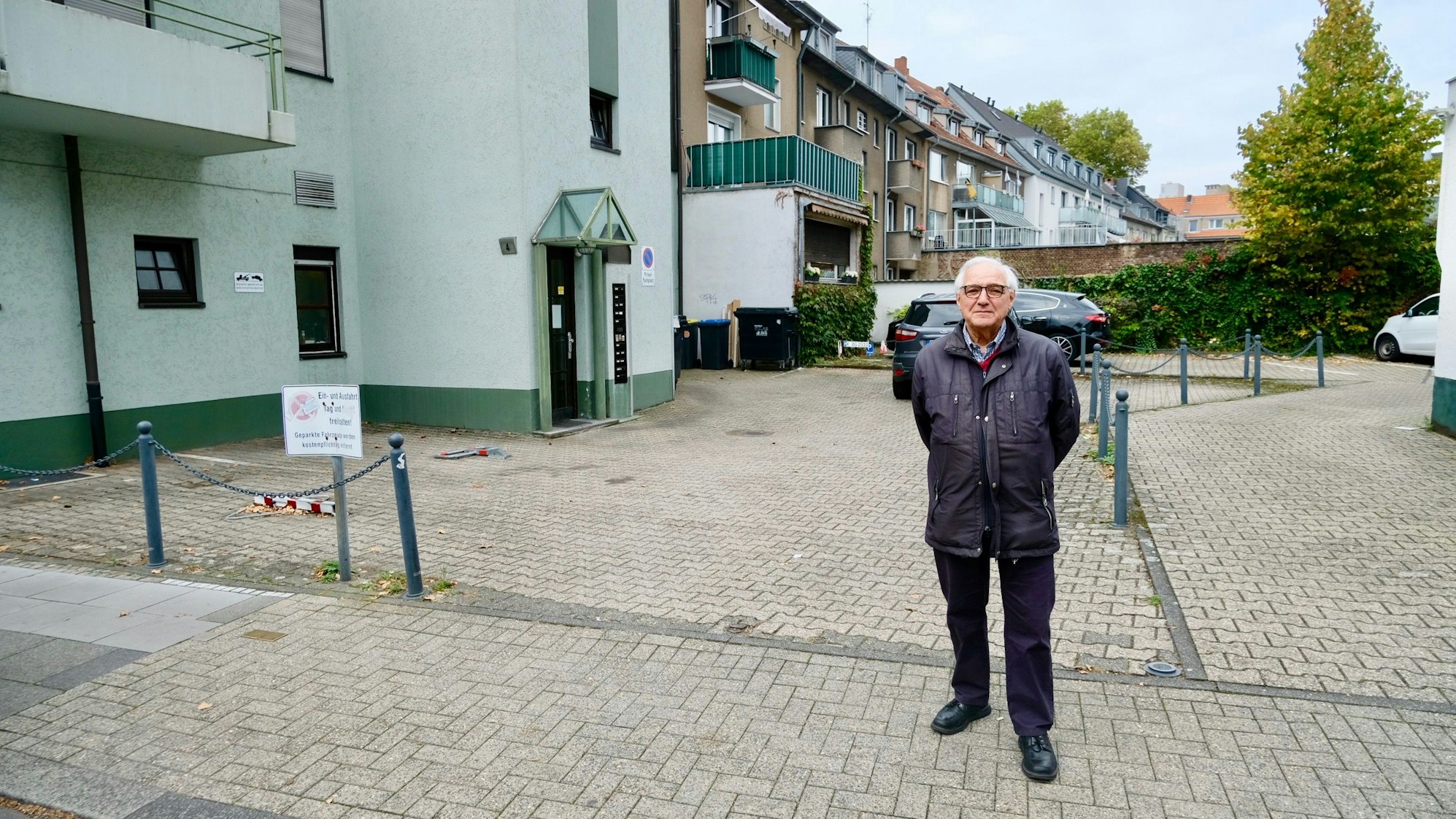 Benzion Wieber vor dem Parkplatz an der Bayardsgasse 26, heute 4, wo sich damals die Synagoge befand.