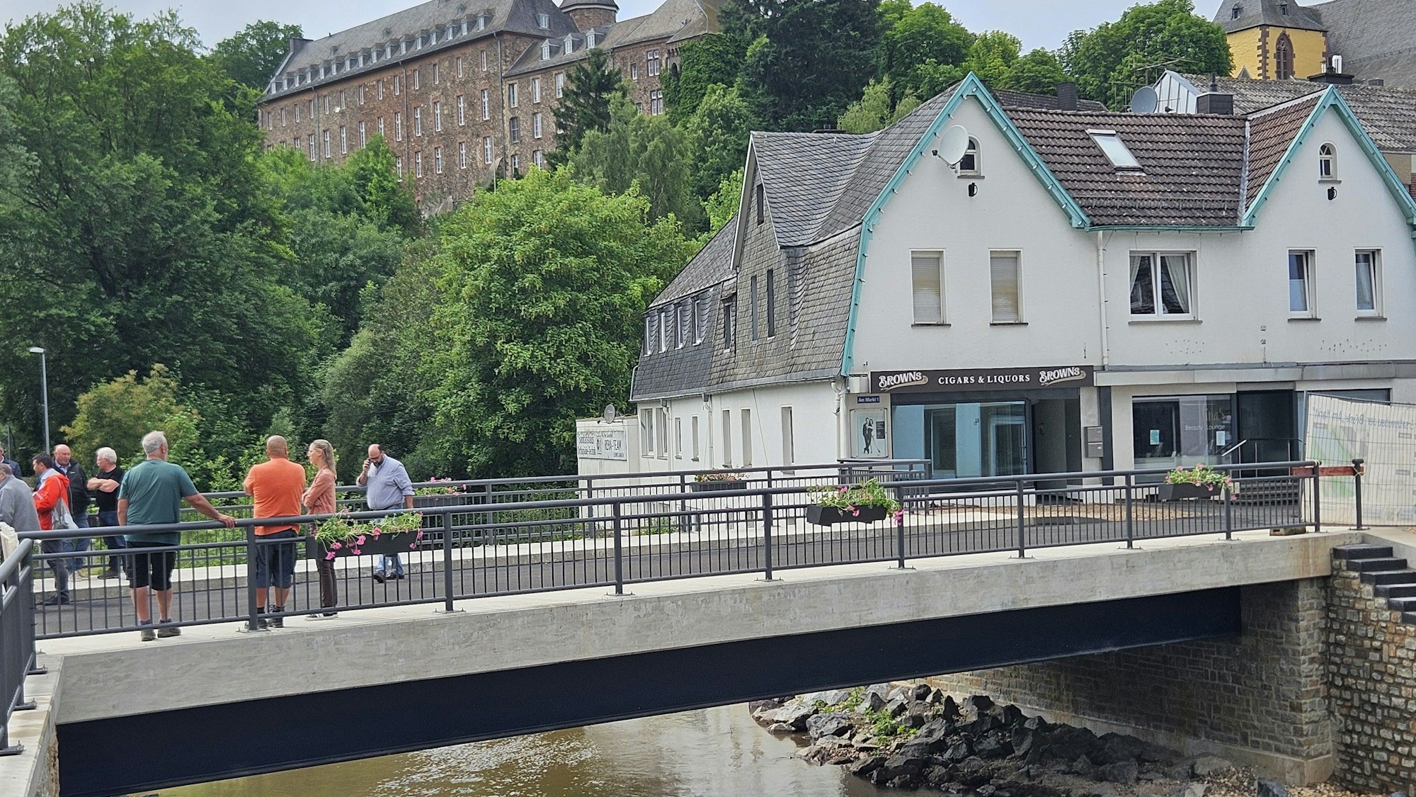 Blick auf die neue Sturmiusbrücke von der Seite.
