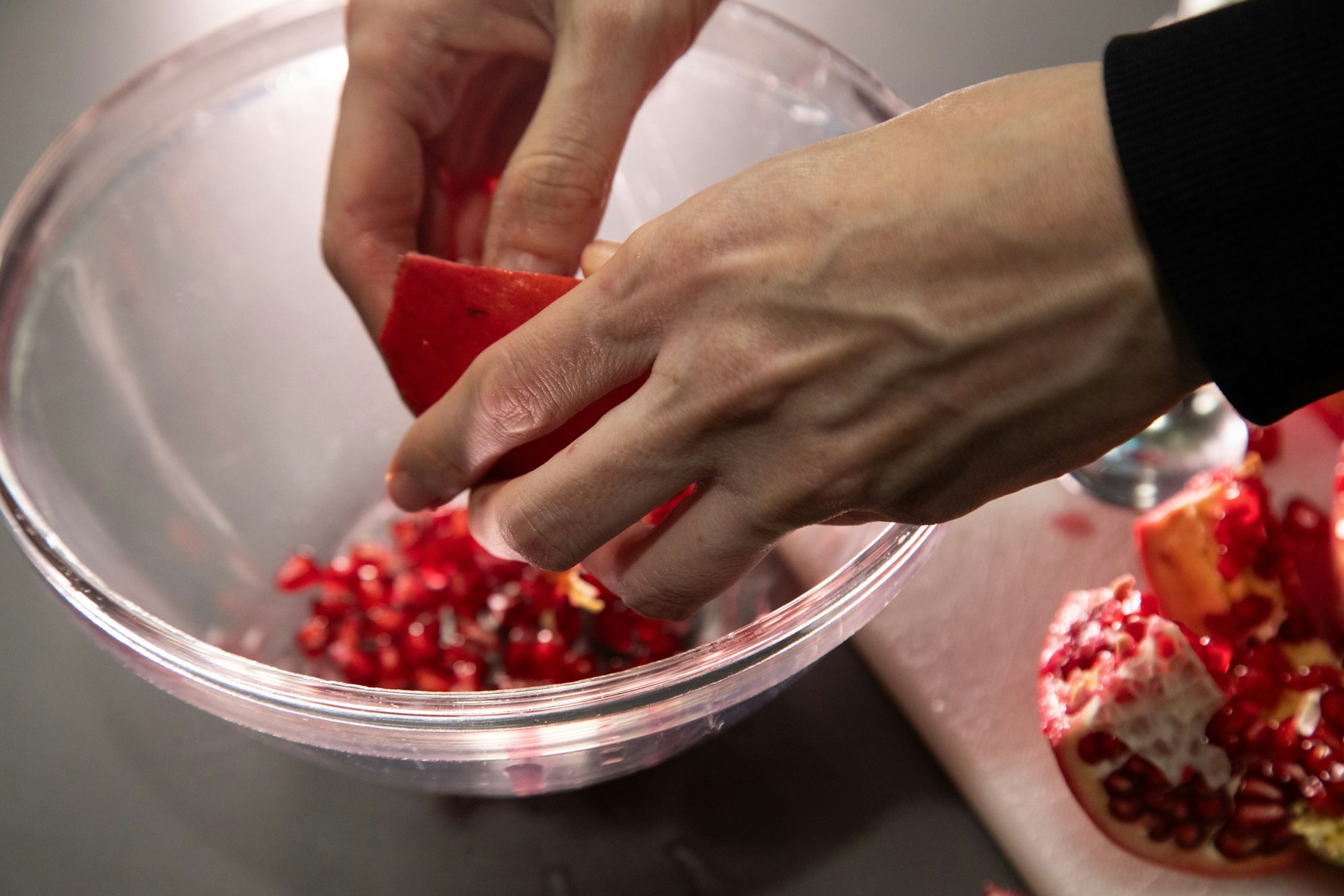 Fazit: Mit den Fingern lassen sich die Granatapfelkerne leicht lösen.