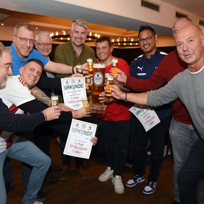 Zu sehen sind die Ü32 Kreismeister des Zunft Kölsch Pokals bei der Siegerehrung im Brauereistübchen in Bielstein.