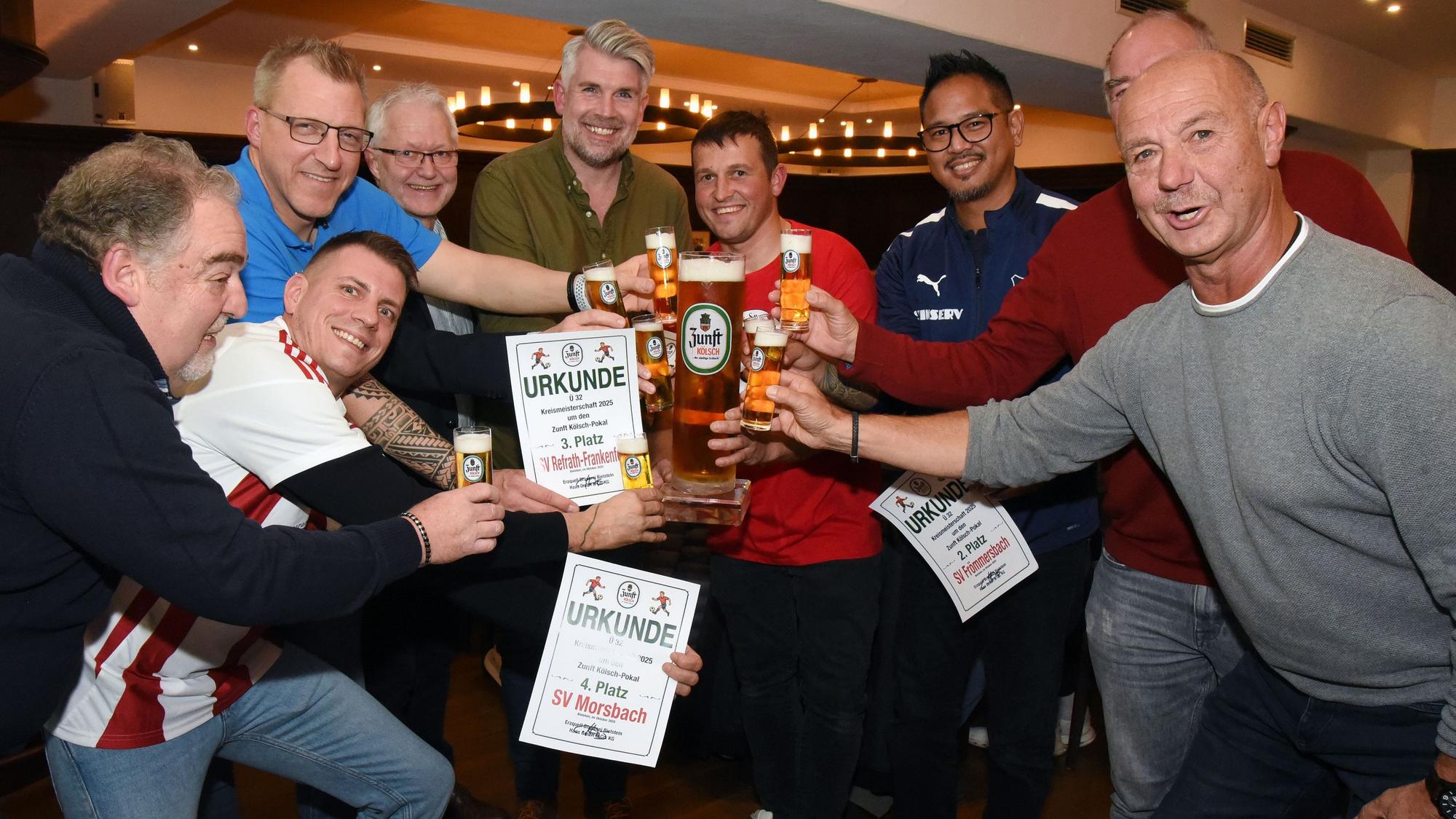 Zu sehen sind die Ü32 Kreismeister des Zunft Kölsch Pokals bei der Siegerehrung im Brauereistübchen in Bielstein.