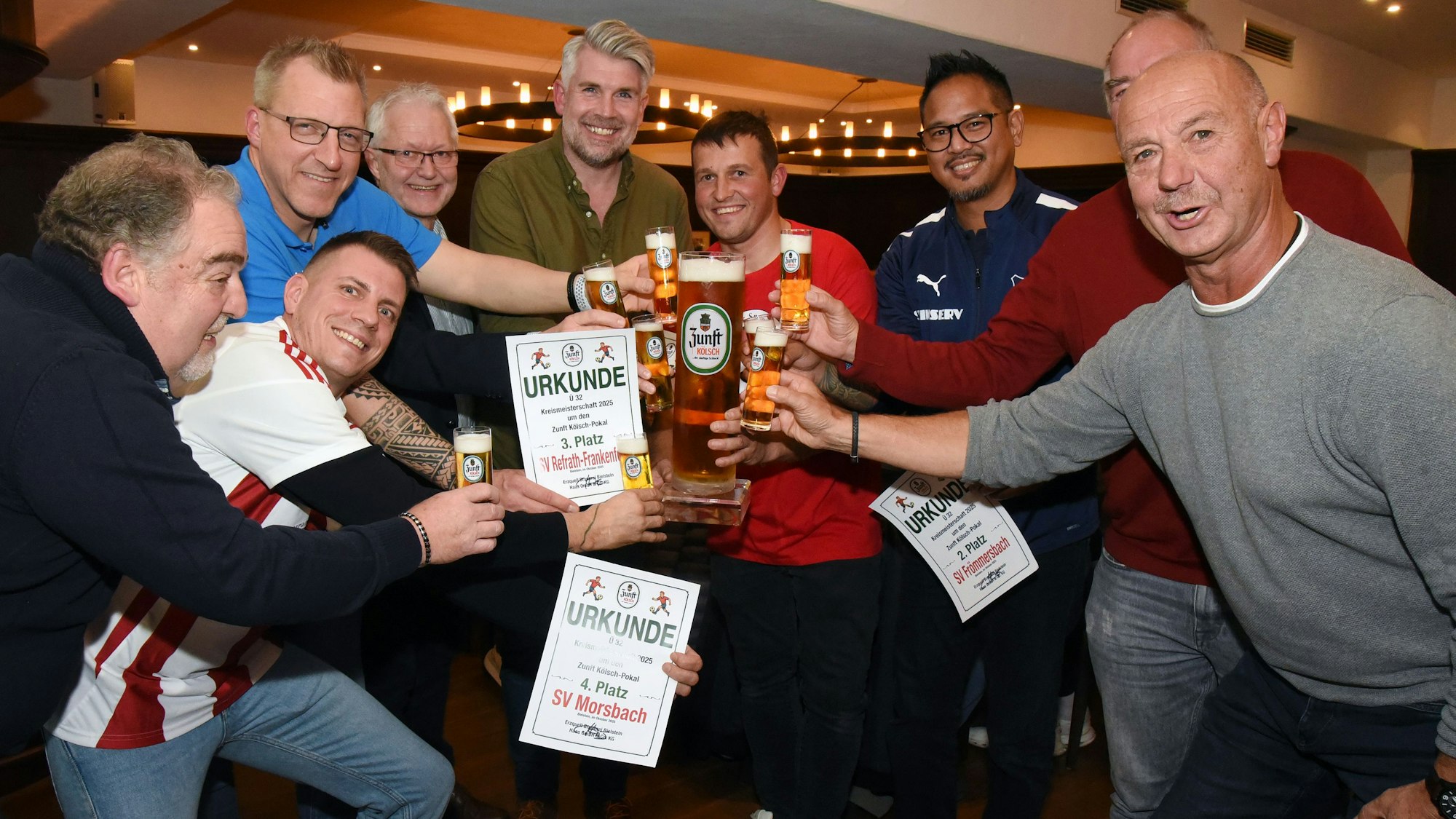 Zu sehen sind die Ü32 Kreismeister des Zunft Kölsch Pokals bei der Siegerehrung im Brauereistübchen in Bielstein.