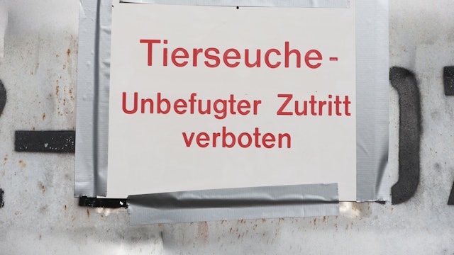 „Tierseuche – Unbefugter Zutritt verboten“ steht auf einem Hinweisschild. (Symbolbild)
