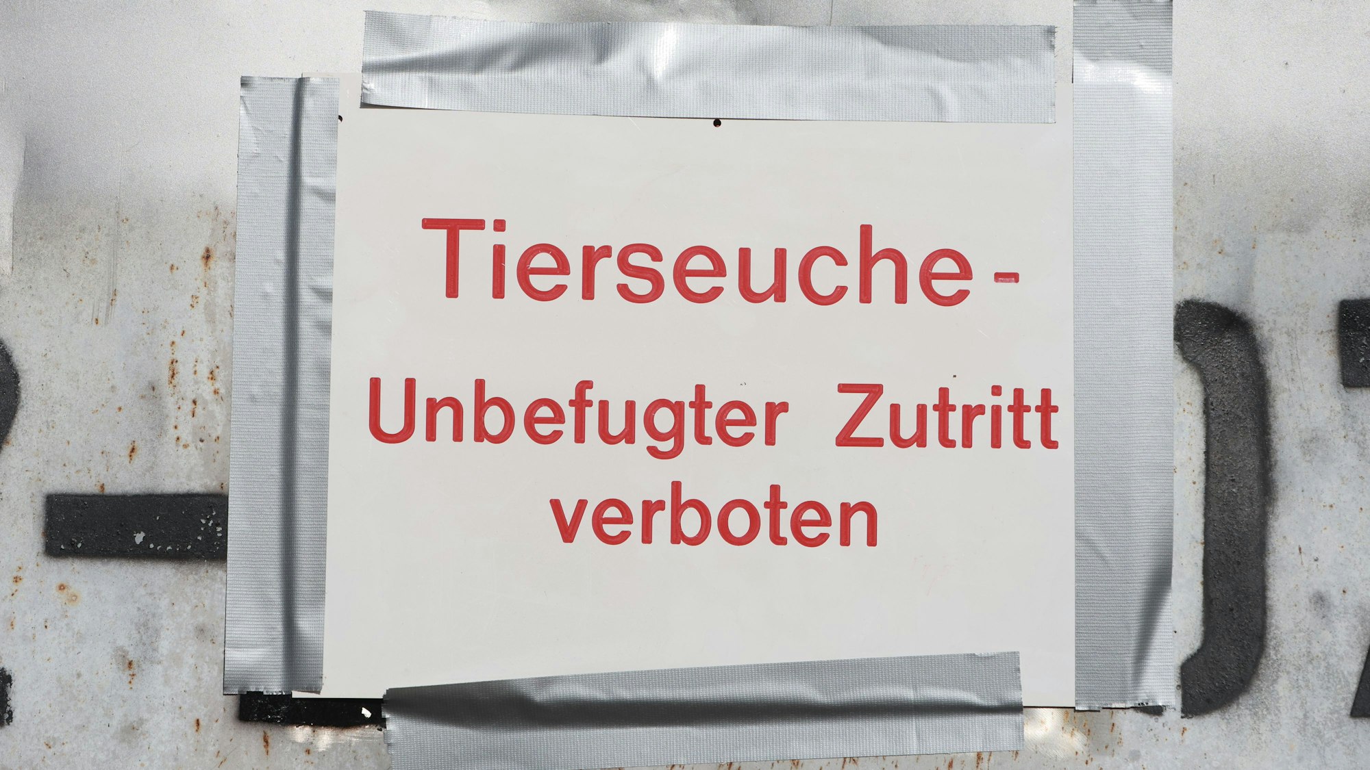 „Tierseuche – Unbefugter Zutritt verboten“ steht auf einem Hinweisschild. (Symbolbild)