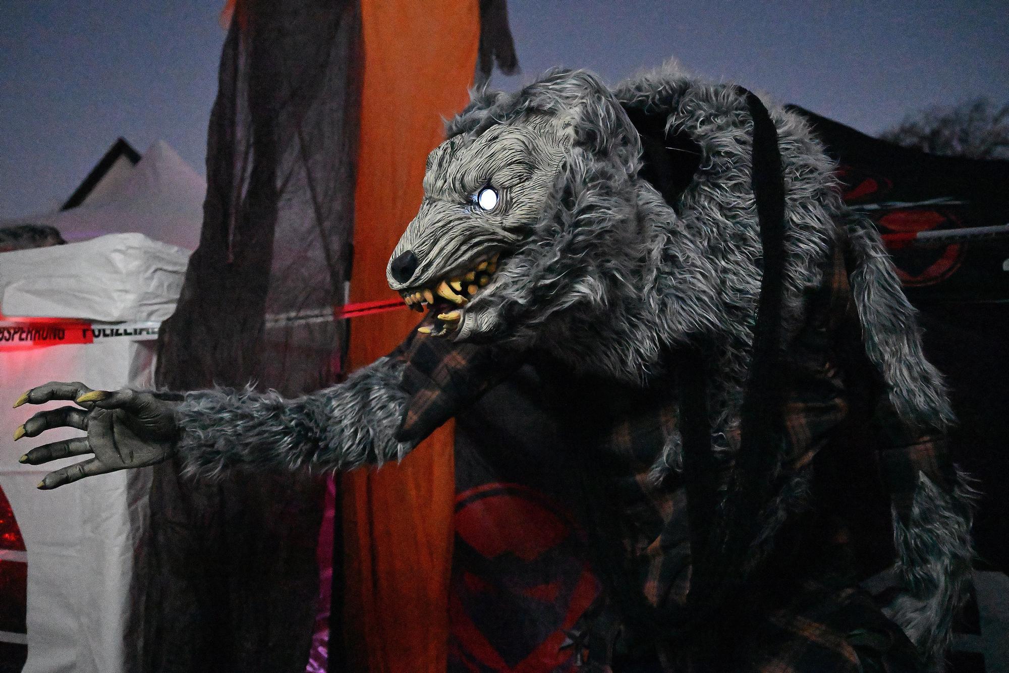 Eine gruselige Werwolf-Puppe streckt ihre Pfoten mit langen Krallen aus.