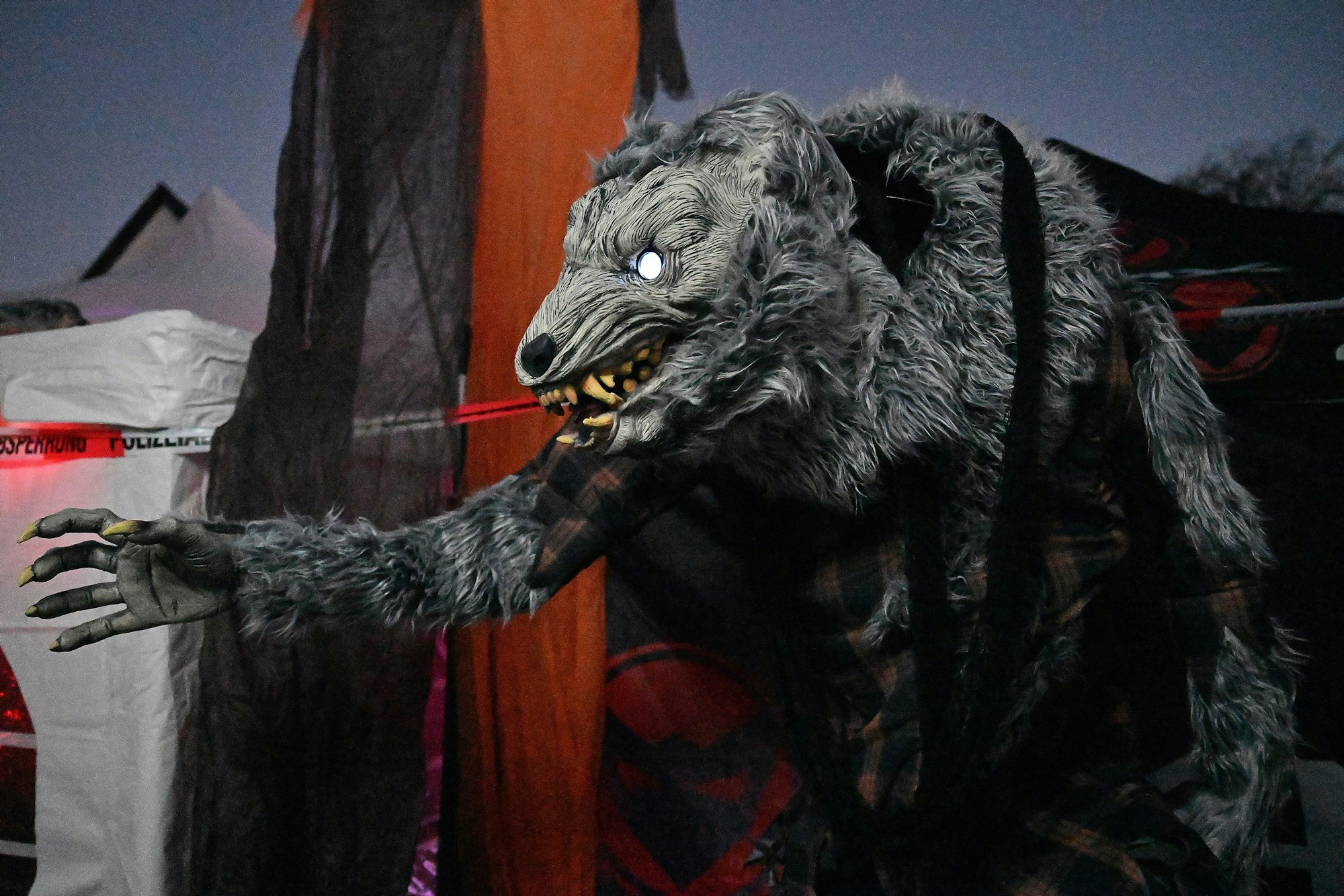 Eine gruselige Werwolf-Puppe streckt ihre Pfoten mit langen Krallen aus.