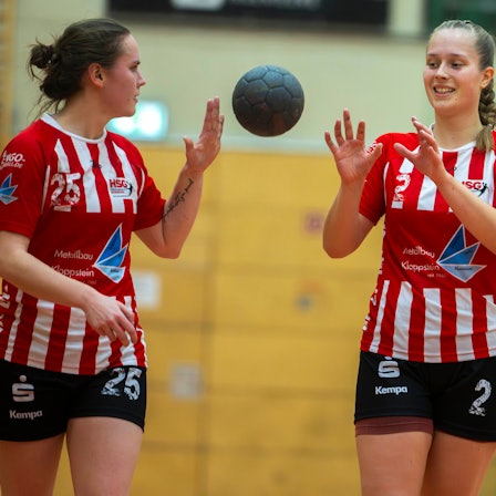 Zwei Spielerinnen der HSG Euskirchen werfen sich locker einen Ball zu.