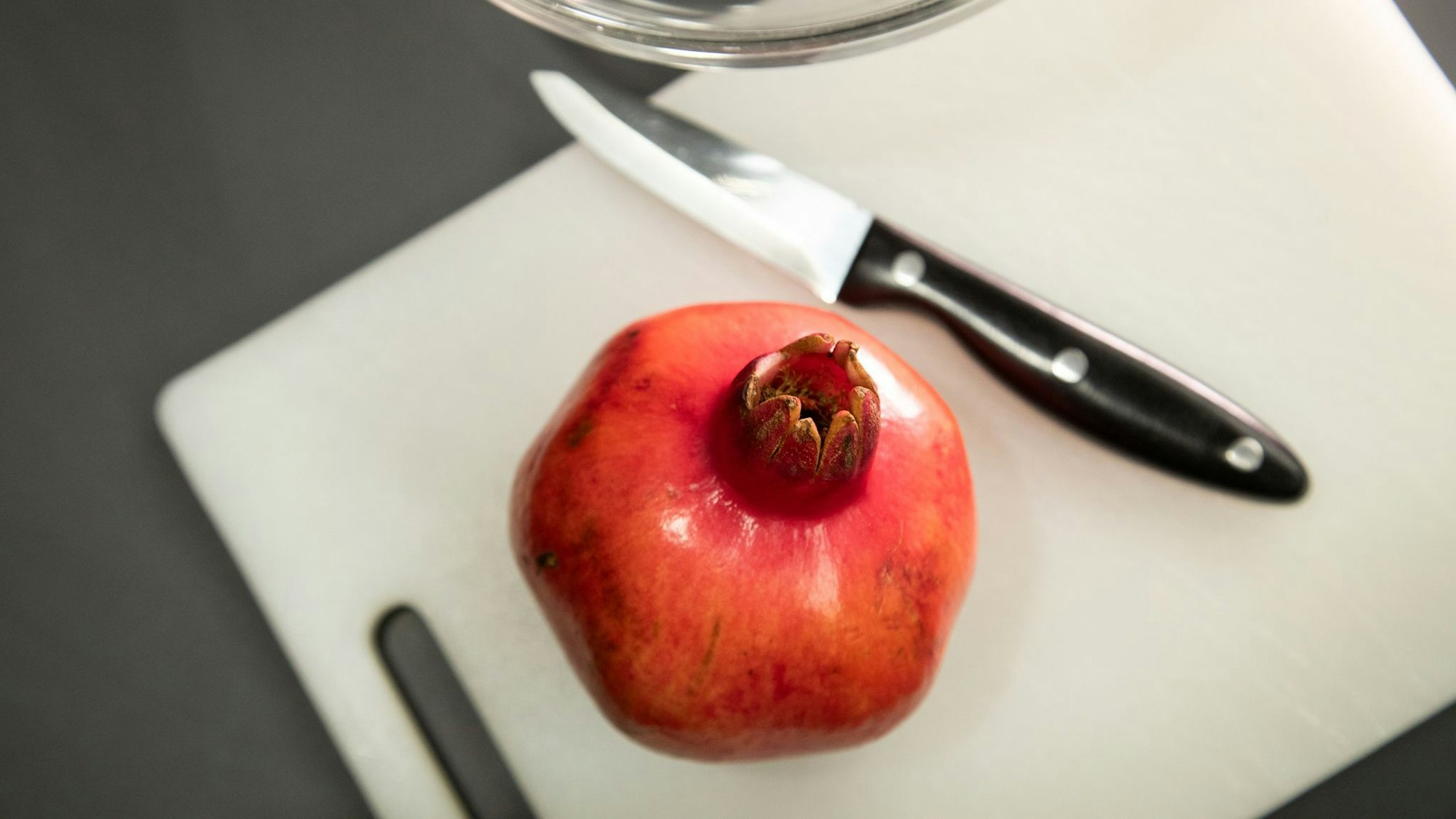 Wie lässt sich ein Granatapfel einfach und sauber entkernen?