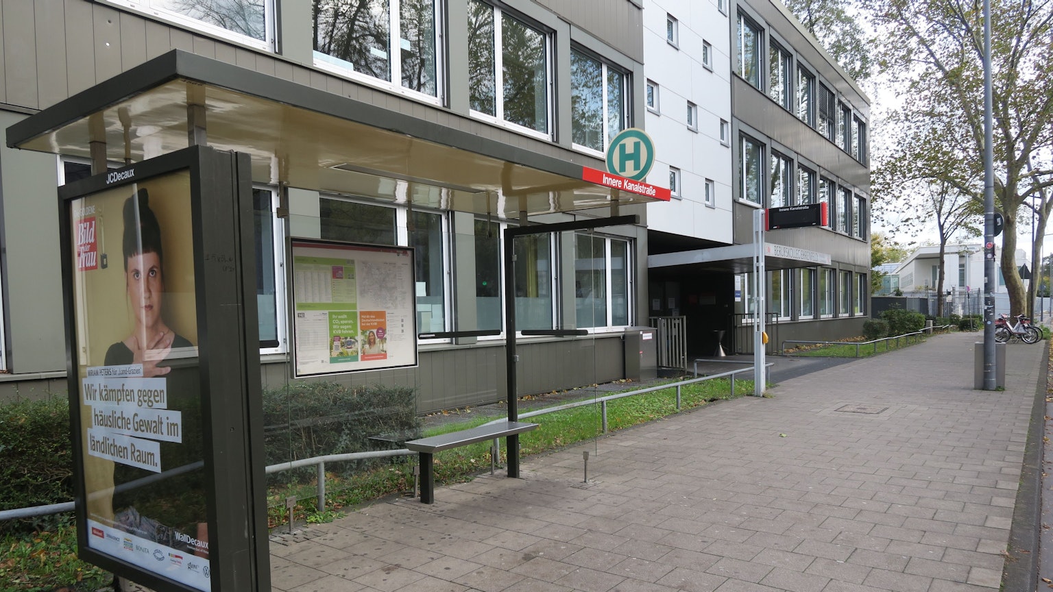 Die Haltestelle befindet sich unmittelbar vor dem Hauptgebäude des Berufskollegs und ist nur wenige Meter vom Eingang entfernt.