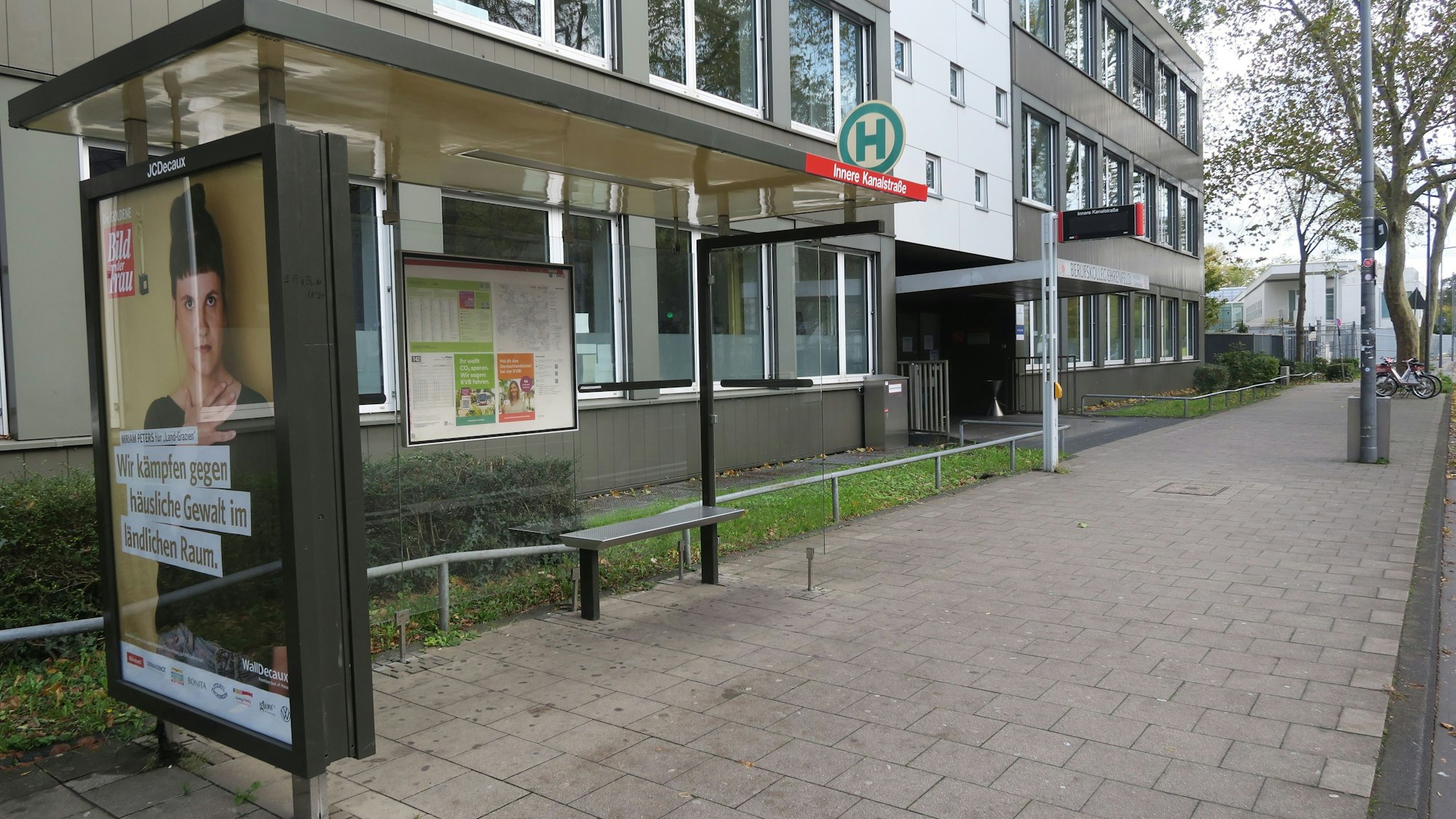 Die Haltestelle befindet sich unmittelbar vor dem Hauptgebäude des Berufskollegs und ist nur wenige Meter vom Eingang entfernt.