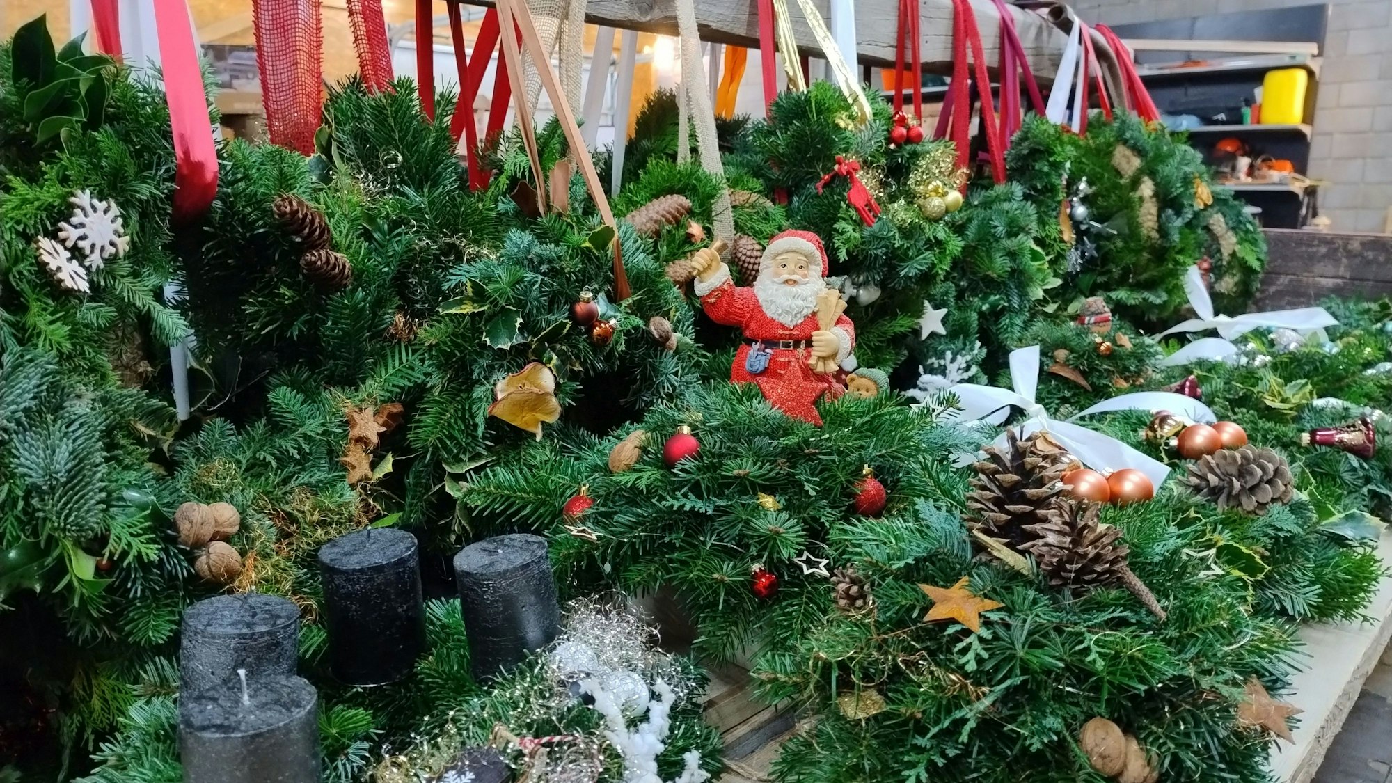 Aufnahme aufgereihter Weihnachtskränze