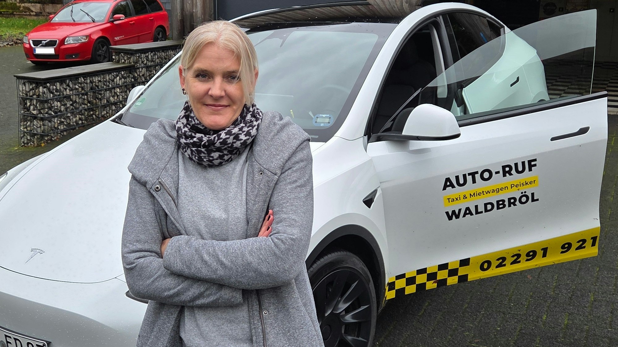 Die Taxi-Unternehmerin Eva Peisker aus Waldbröl gibt ihre Taxi-Lizenzen für Waldbröl an den Oberbergischen Kreis zurück. Dieser ist die zuständige Behörde für den Taxi-Verkehr.