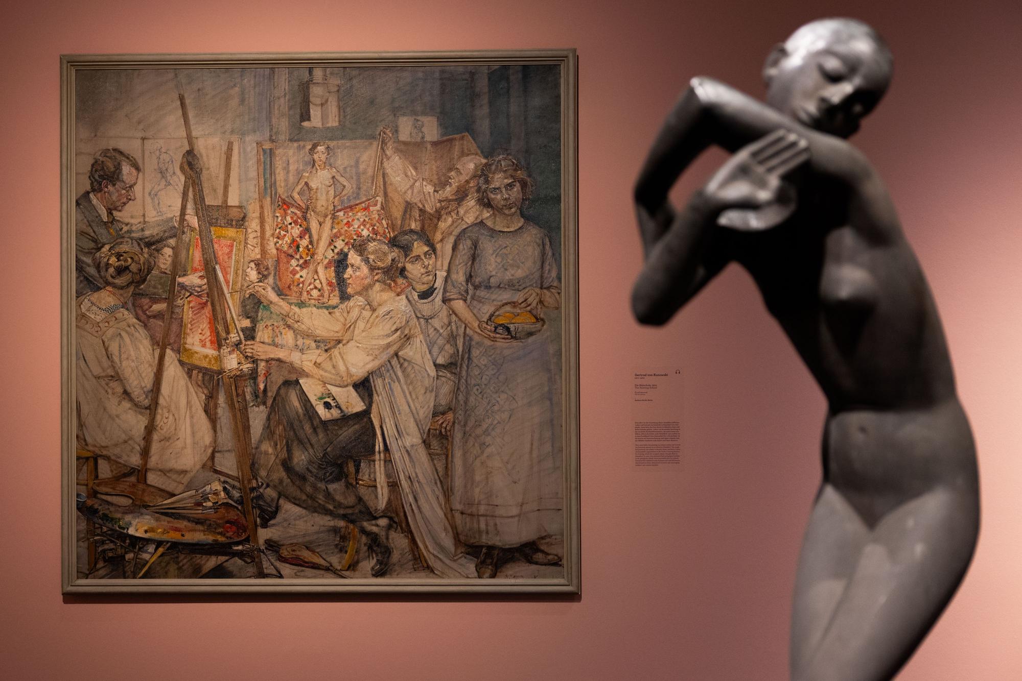 Das Werk „Die Malschule“ (1912) der Künstlerin Gertrud von Kunowski ist neben der Skulptur „Jephtas Tochter“ (1919/22) der Künstlerin Milly Steger in der Ausstellung „Künstlerinnen! Von Monje bis Münter“ im Museum Kunstpalast zu sehen.
