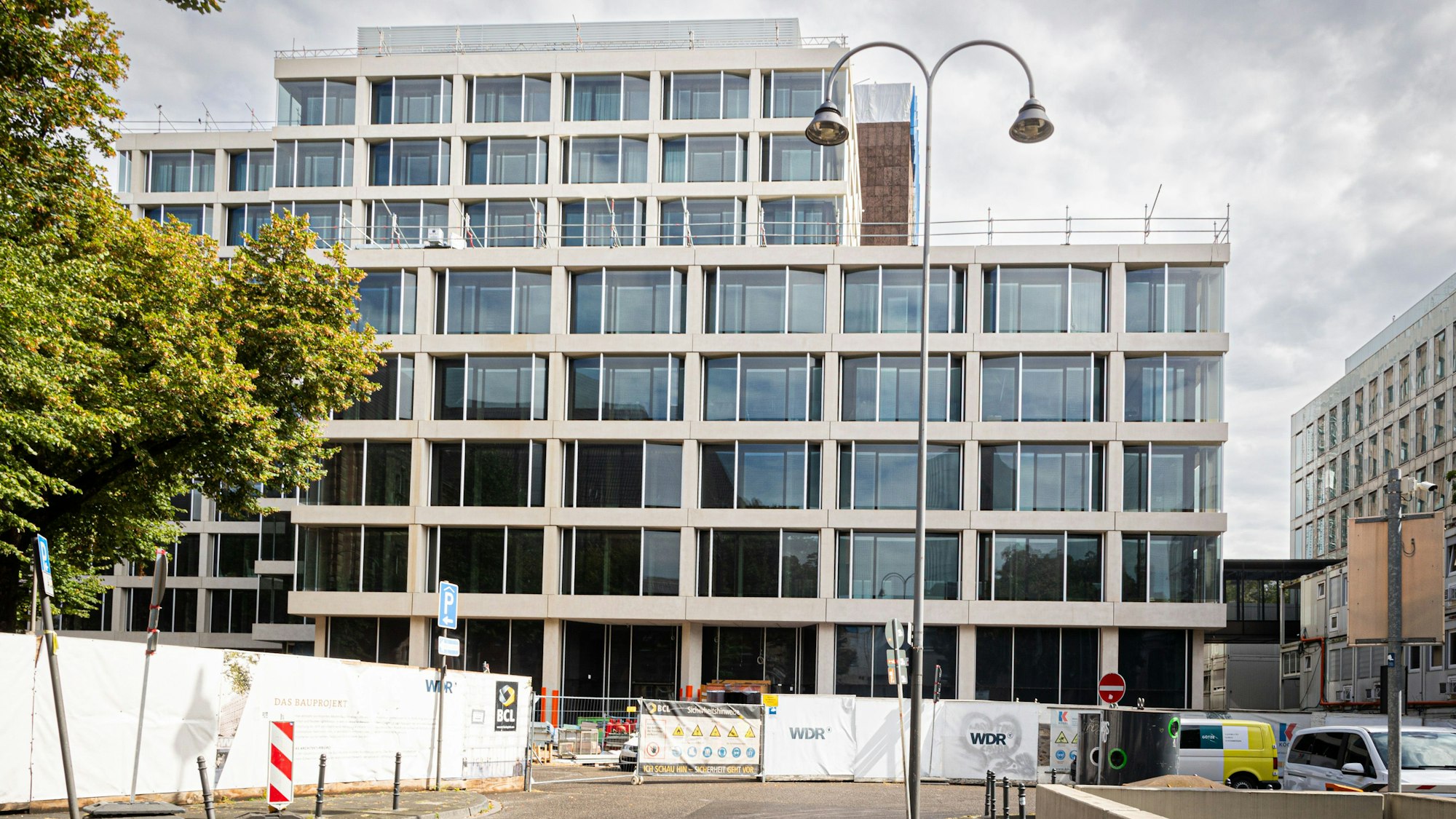 Blick auf das Filmhaus vom Appellhofplatz aus. Das Gebäude hat eine komplett neue und moderne Doppelfassade erhalten.