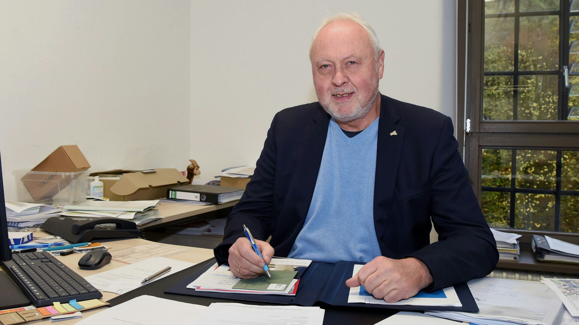 Die letzten Akten bearbeitet und sortiert der scheidende Bürgermeister Gero Karthaus.
