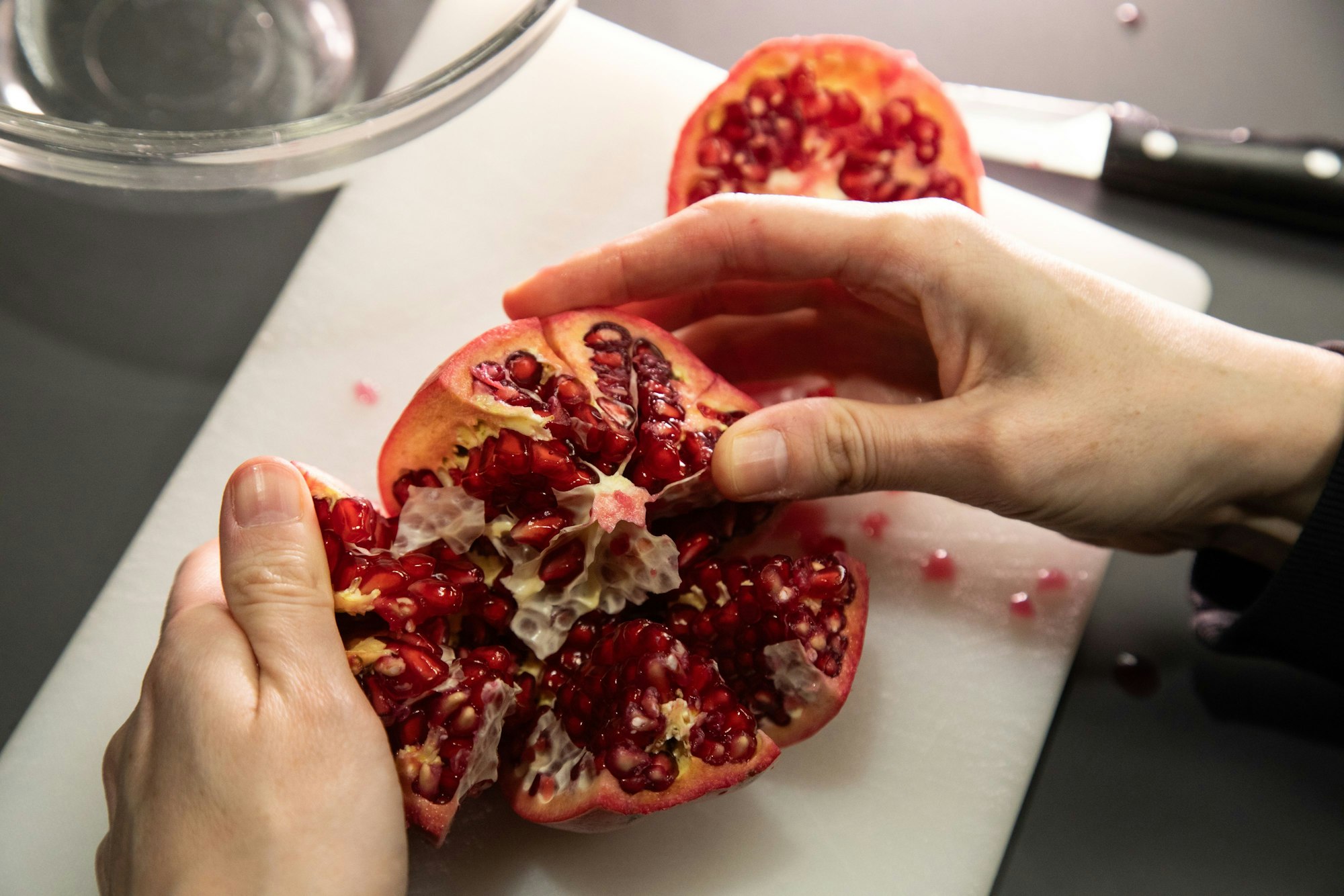 Schritt 3: Den Granatapfel auseinanderziehen und öffnen.