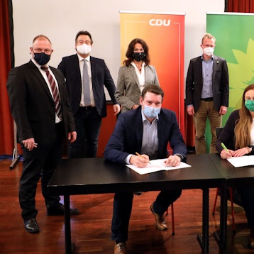 CDU und Grüne unterzeichnen 2020 Koalitionsvertrag für den Kreistag, vorne Uwe Pakendorf (Vize-Fraktionschef und Kreisparteichef CDU), Ursula Ehren (Grüne, Fraktionsvorsitzende), weitere Mitglieder der Fraktions- und Kreisparteivorstände.