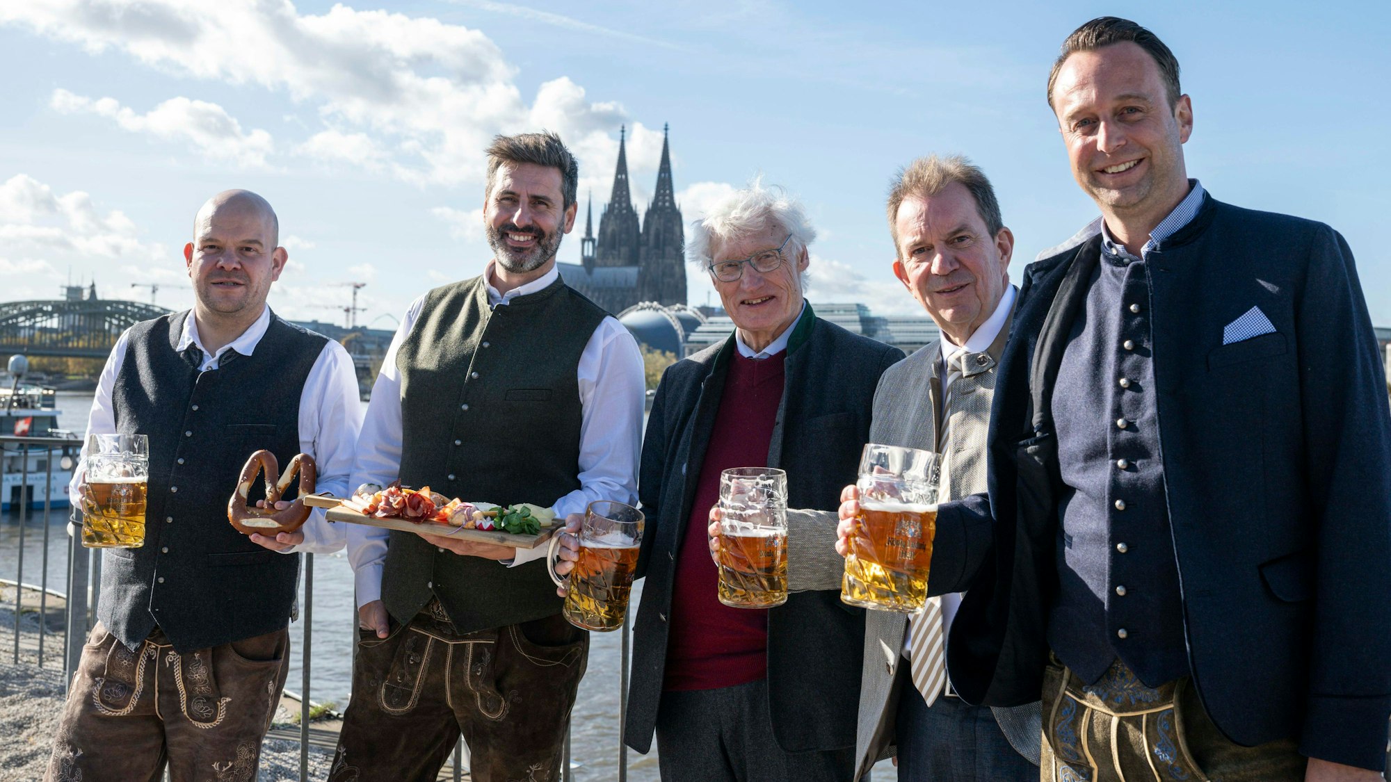 Anstoßen mit Maß und Domblick: Veranstalter Stefan Wolter (v.l.n.r.), Koelncongress Gastronomie GmbH Chef Sven Häffner, Prinz Luitpold von Bayern, Koelncongress-Chef Ralf Nüsser und Veranstalter Lukas Wachten.