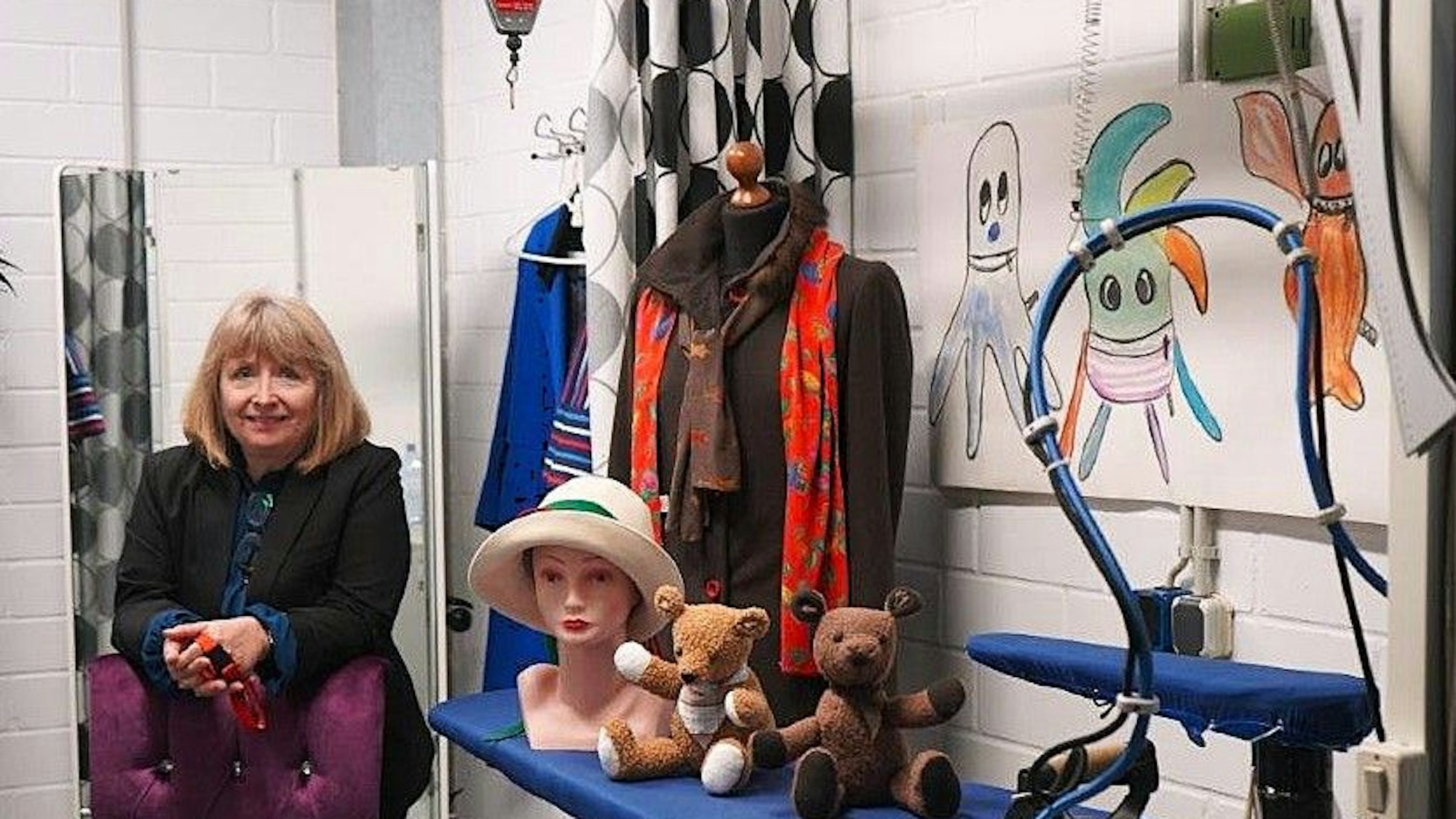 Frau steht in der JVA Schneiderei.