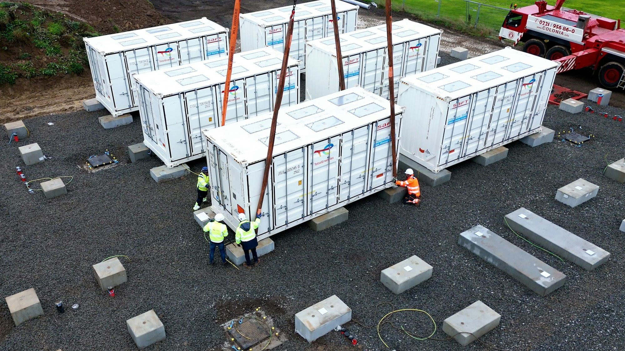Sechs weiße 20-Fuß-Container sind auf Fundamente gesetzt worden.