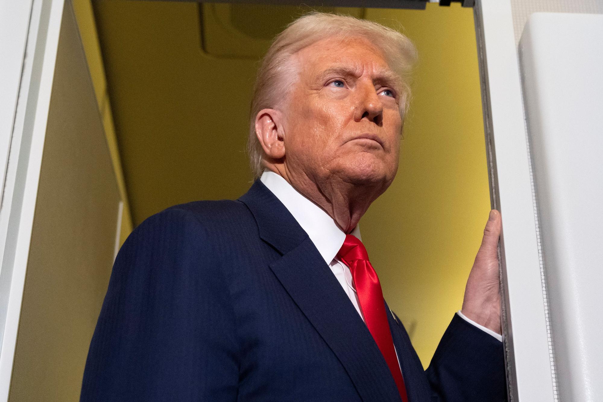 US-Präsident Donald Trump spricht mit Reportern an Bord der Air Force One kurz nach dem Start auf dem Weg zur Joint Base Andrews.