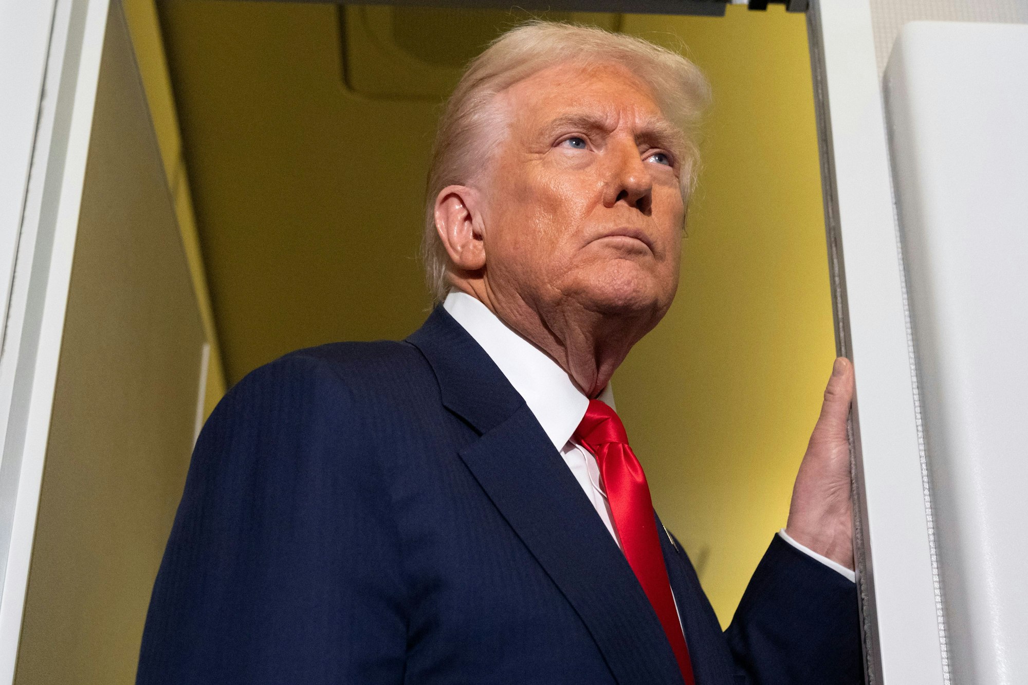 US-Präsident Donald Trump spricht mit Reportern an Bord der Air Force One kurz nach dem Start auf dem Weg zur Joint Base Andrews.