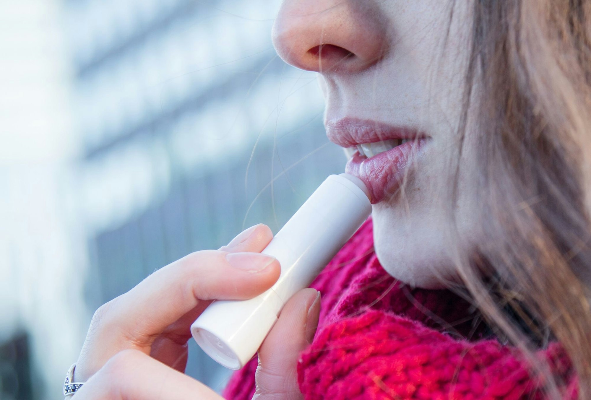 In 17 von insgesamt 18 getesteten Lippenpflegestiften fand die Zeitschrift «Öko-Test» den Farbstoff Titandioxid.