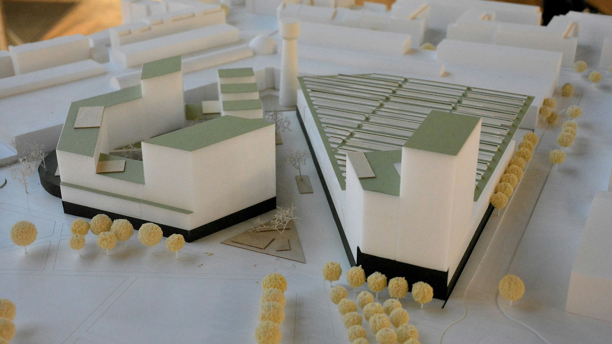 Ein Architektenmodell zeigt Gebäude und ein Parkhaus.