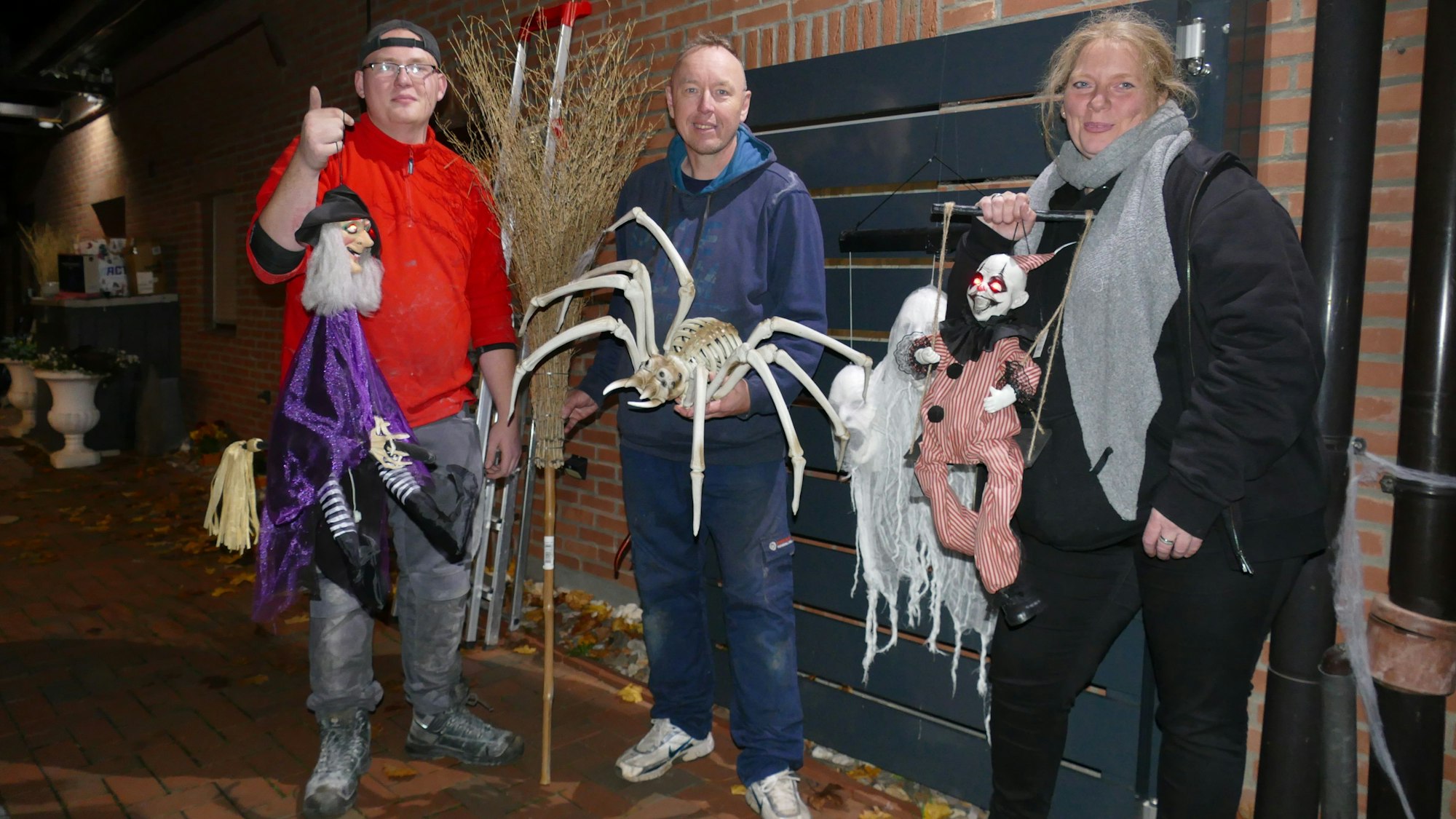 Leon, Alex und Jessica (v.l.) Korsch dekorieren ihr Haus in Kaldauen.