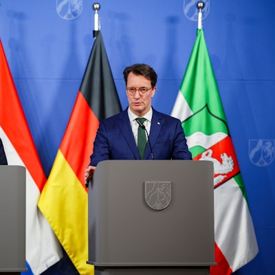 NRW-Ministerpräsident Hendrik Wüst (CDU) freut sich auf die Zusammenarbeit mit dem voraussichtlichen neuen niederländischen Ministerpräsidenten Rob Jetten. Dieser würde dann dem noch amtierenden Regierungschef Dick Schoof nachfolgen (Archivbild).