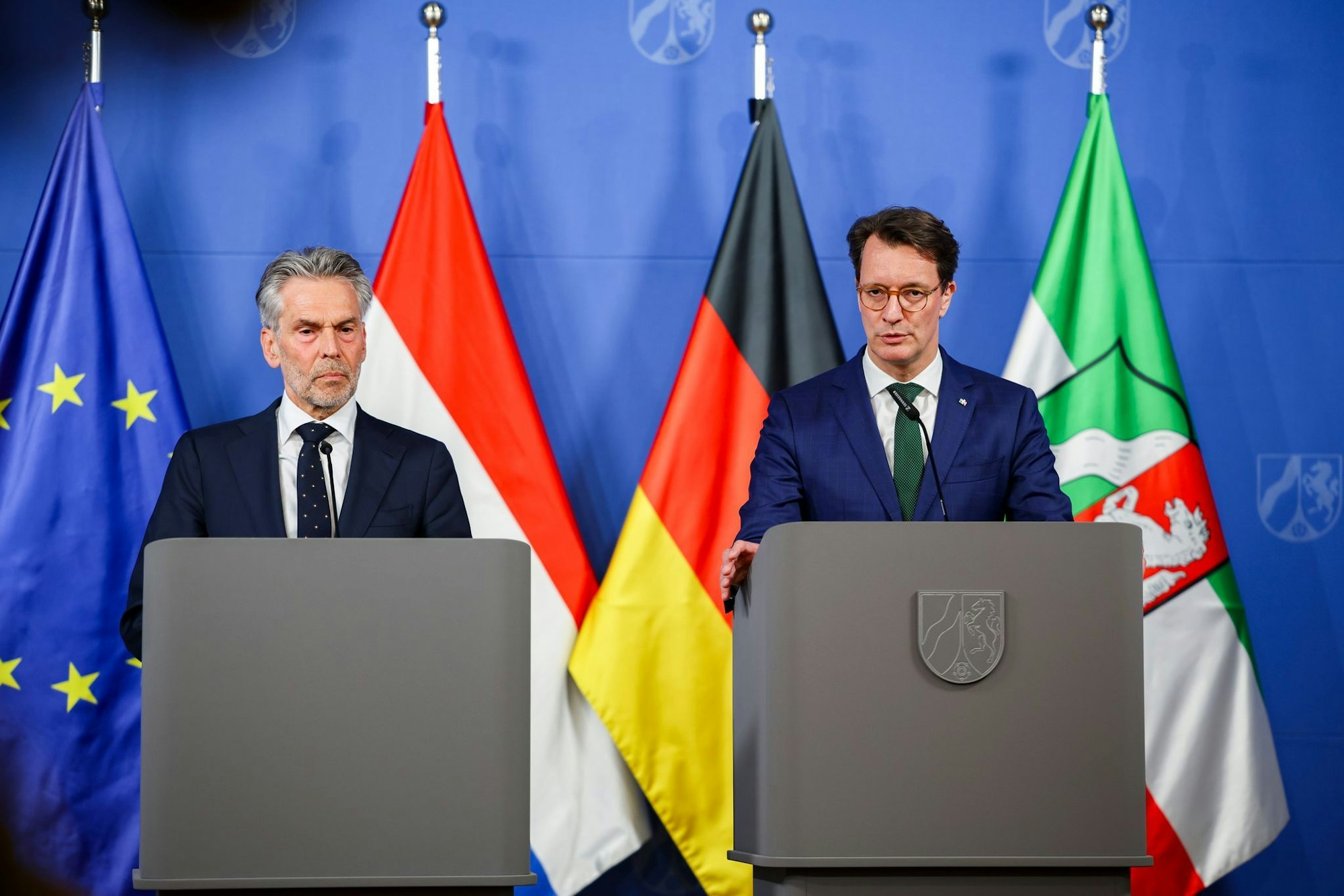 NRW-Ministerpräsident Hendrik Wüst (CDU) freut sich auf die Zusammenarbeit mit dem voraussichtlichen neuen niederländischen Ministerpräsidenten Rob Jetten. Dieser würde dann dem noch amtierenden Regierungschef Dick Schoof nachfolgen (Archivbild).