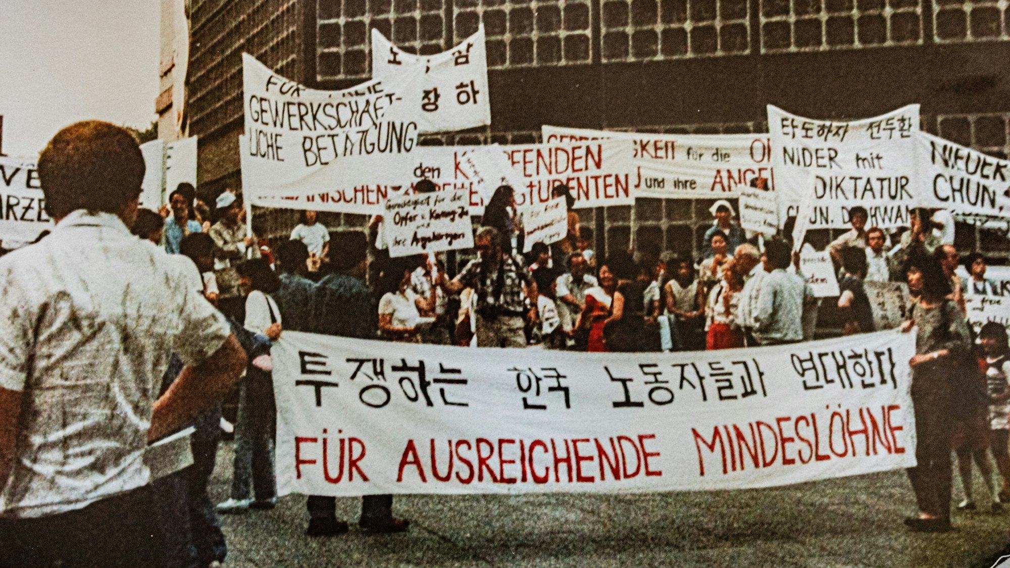 Andere Fotos in der Schenkung der „Koreanischen Frauengruppe“ dokumentieren ihre politischen Proteste, hier 1985 in Berlin für Mindestlöhne.