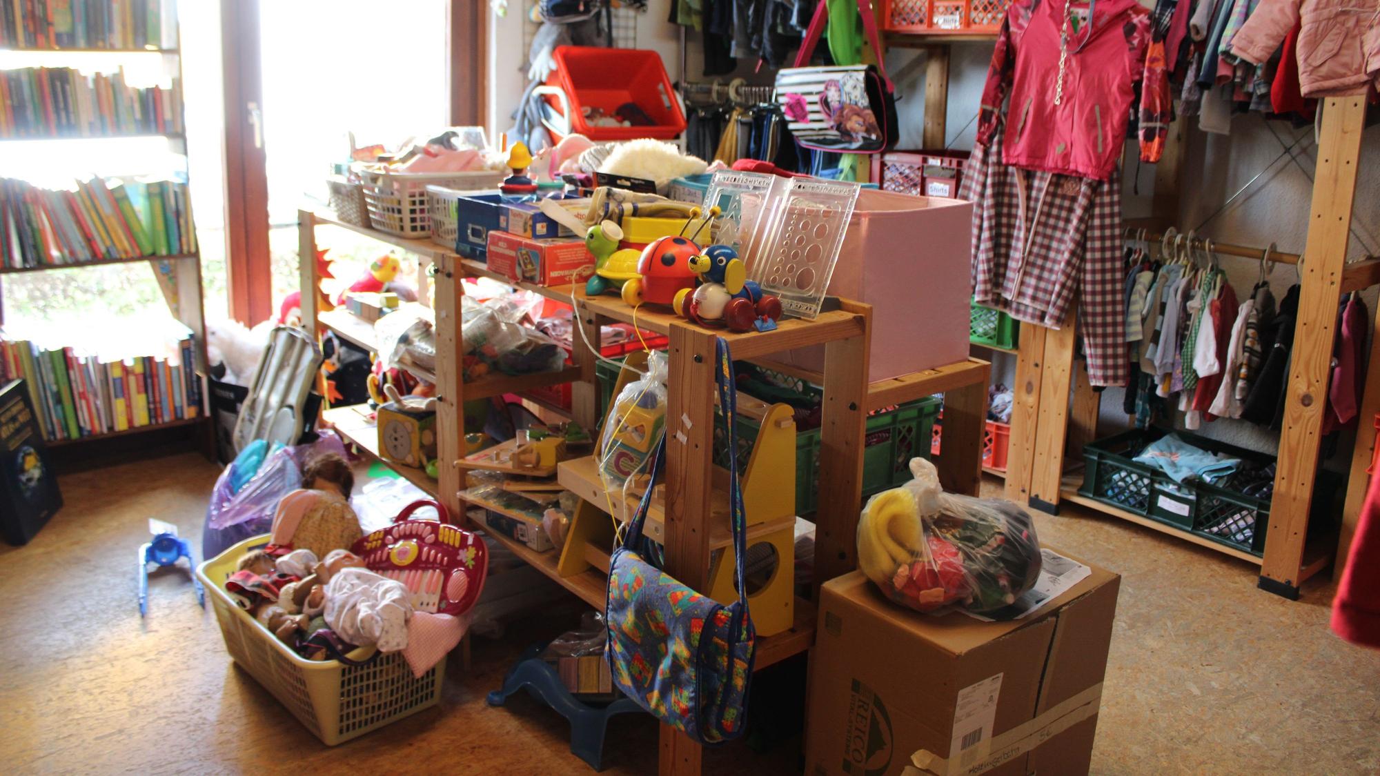 Kinderkleidung und Kinderspielsachen