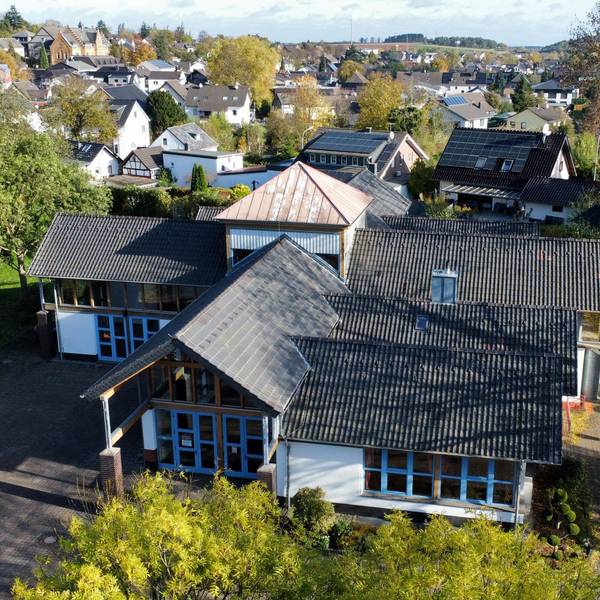 Drohnenaufnahme der Bürgerhalle in Kommern vom Oktober 2025.