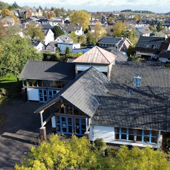 Drohnenaufnahme der Bürgerhalle in Kommern vom Oktober 2025.