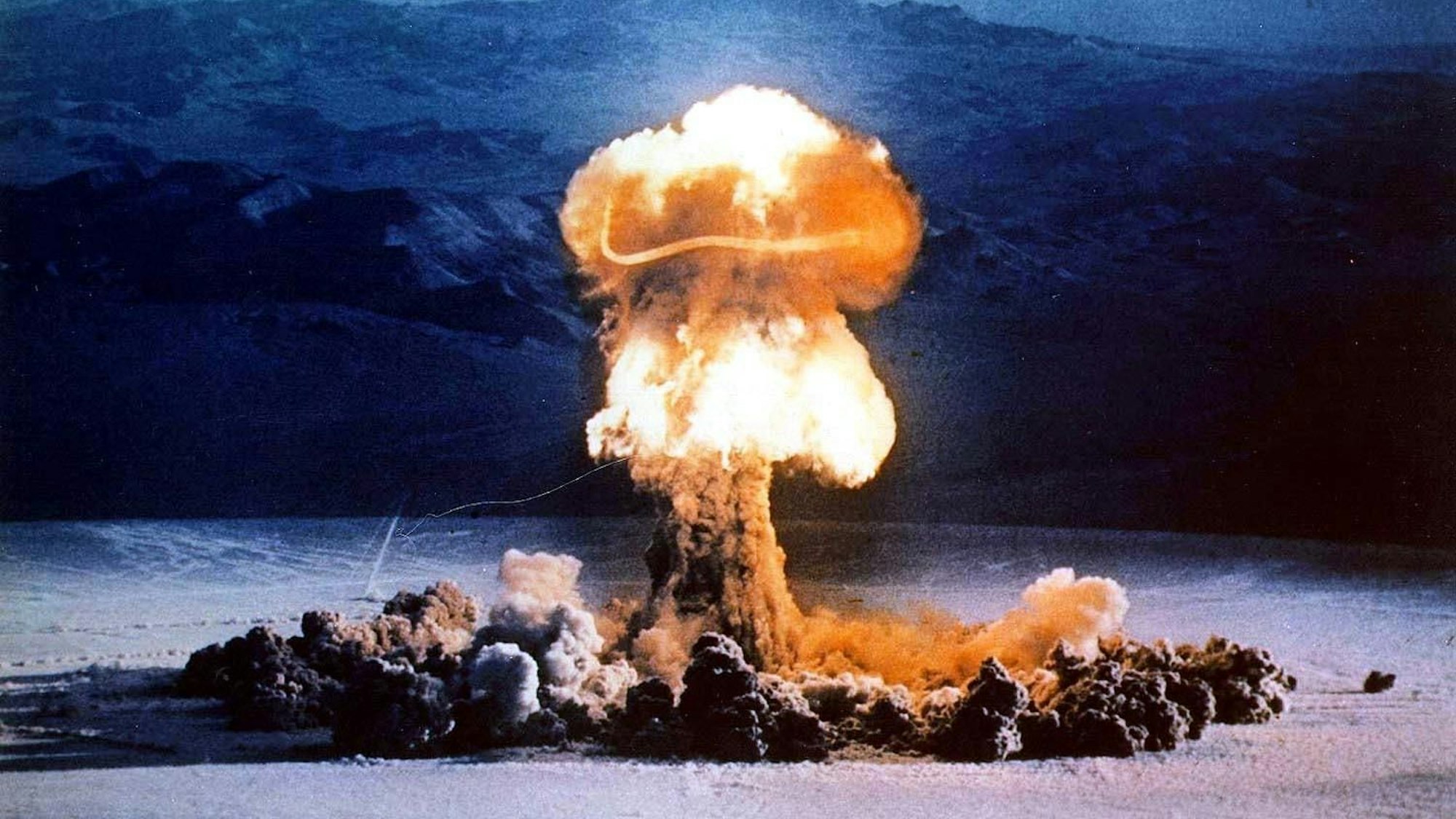 Ein Atompilz steigt nach einer US-Testexplosion auf dem Testgelände in Nevada am 24. Juni 1957 auf. Präsident Trump wirft China und Russland heimliche Tests vor.