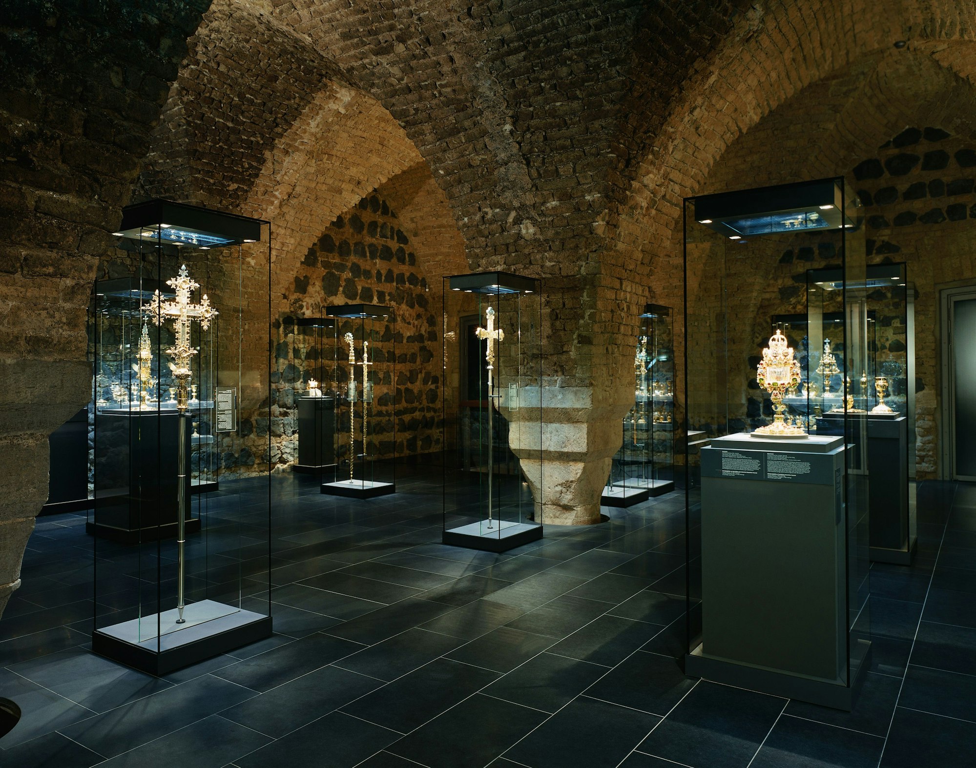 Blick auf kostbare Stücke des Kölner Domschatzes in der im Jahr 2000 eröffneten neuen Schatzkammer.