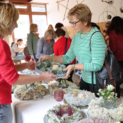 Eine Frau kauft etwas an einem Stand auf einem Basar.