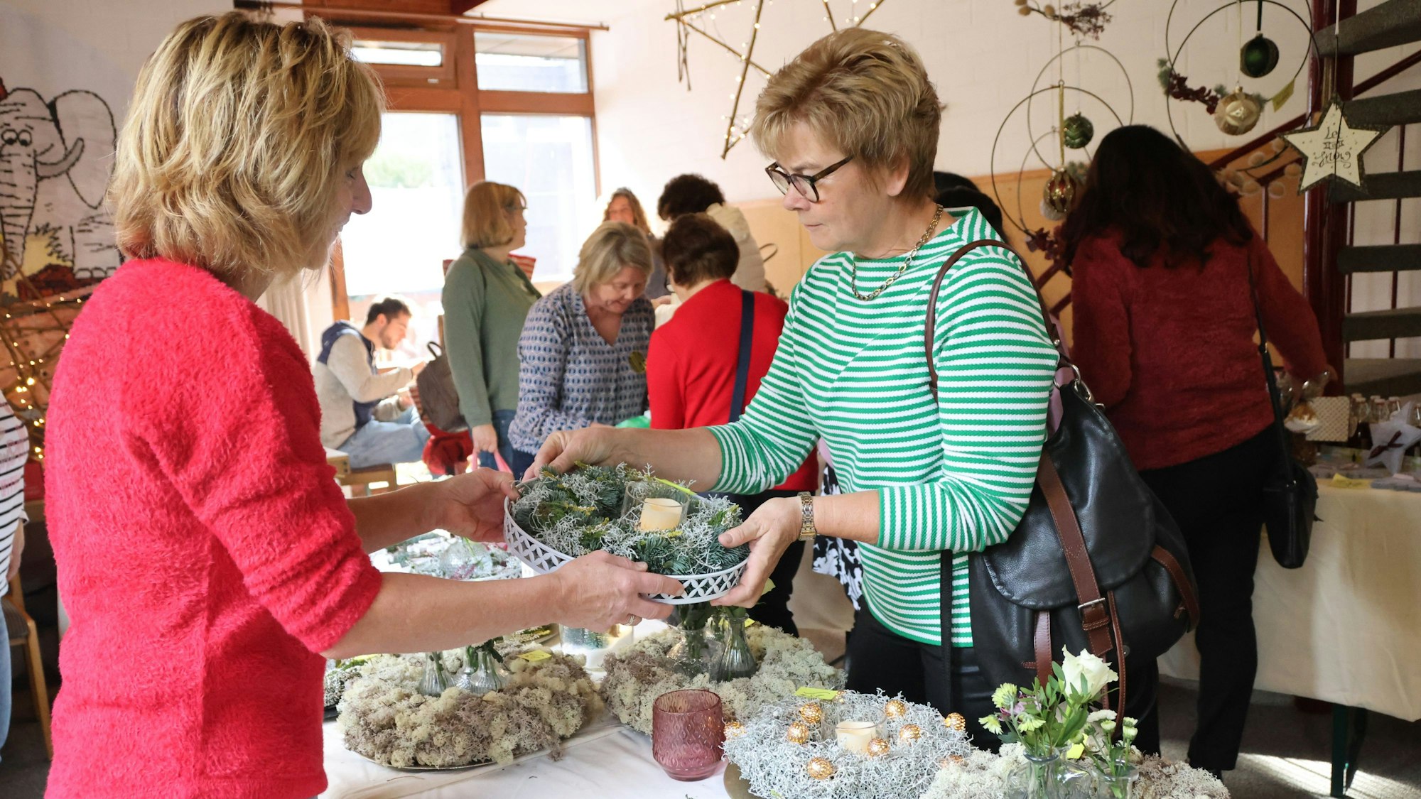 Eine Frau kauft etwas an einem Stand auf einem Basar.